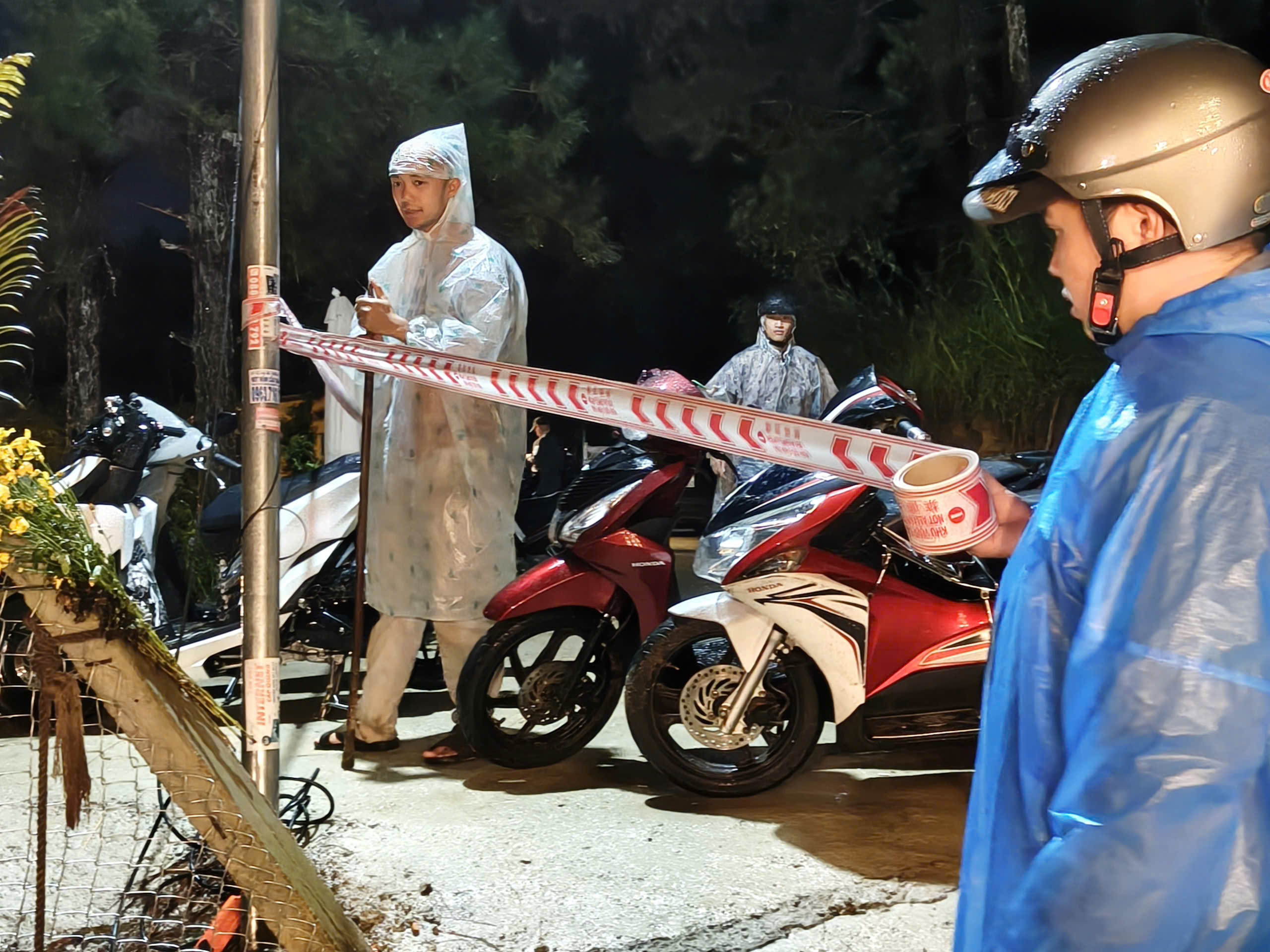 大叻大雨中发生山体滑坡，2人死亡