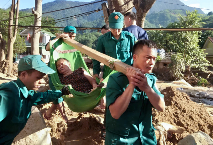 在汹涌的洪水中游泳救出五名被困者