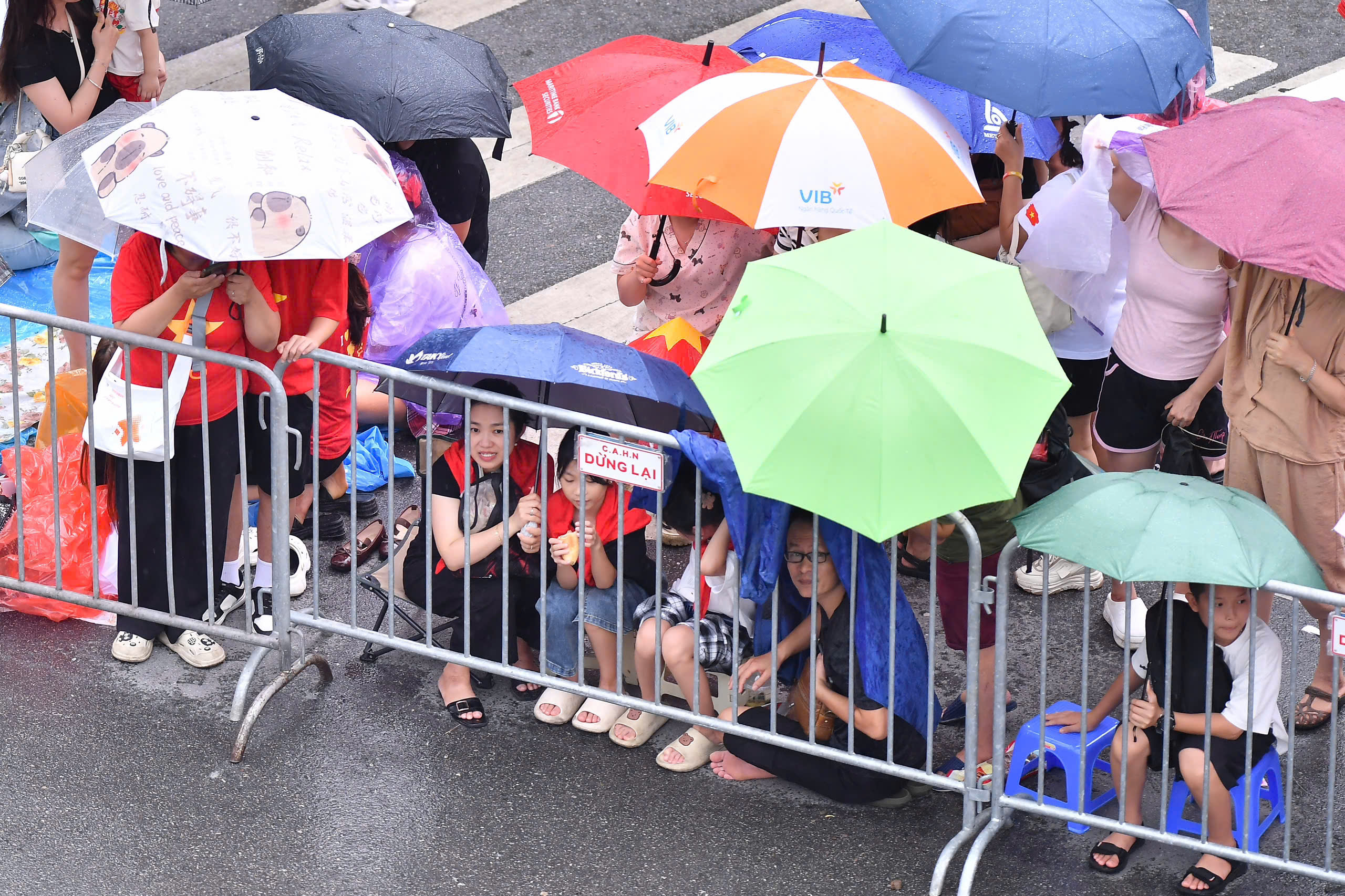 雨后，人群高歌等待阅兵队伍