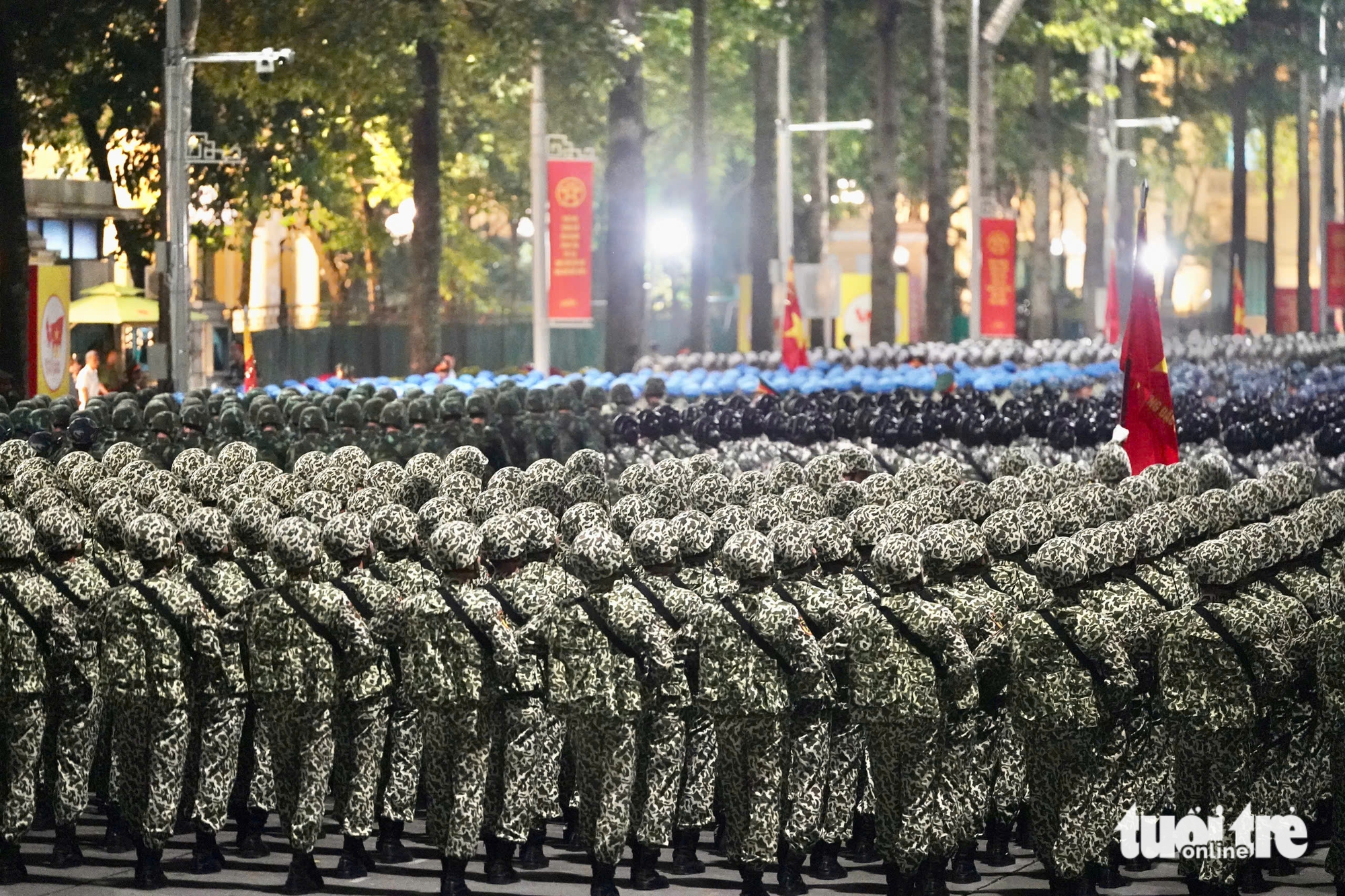 美亭体育场鸣炮，开启阅兵游行合练序幕