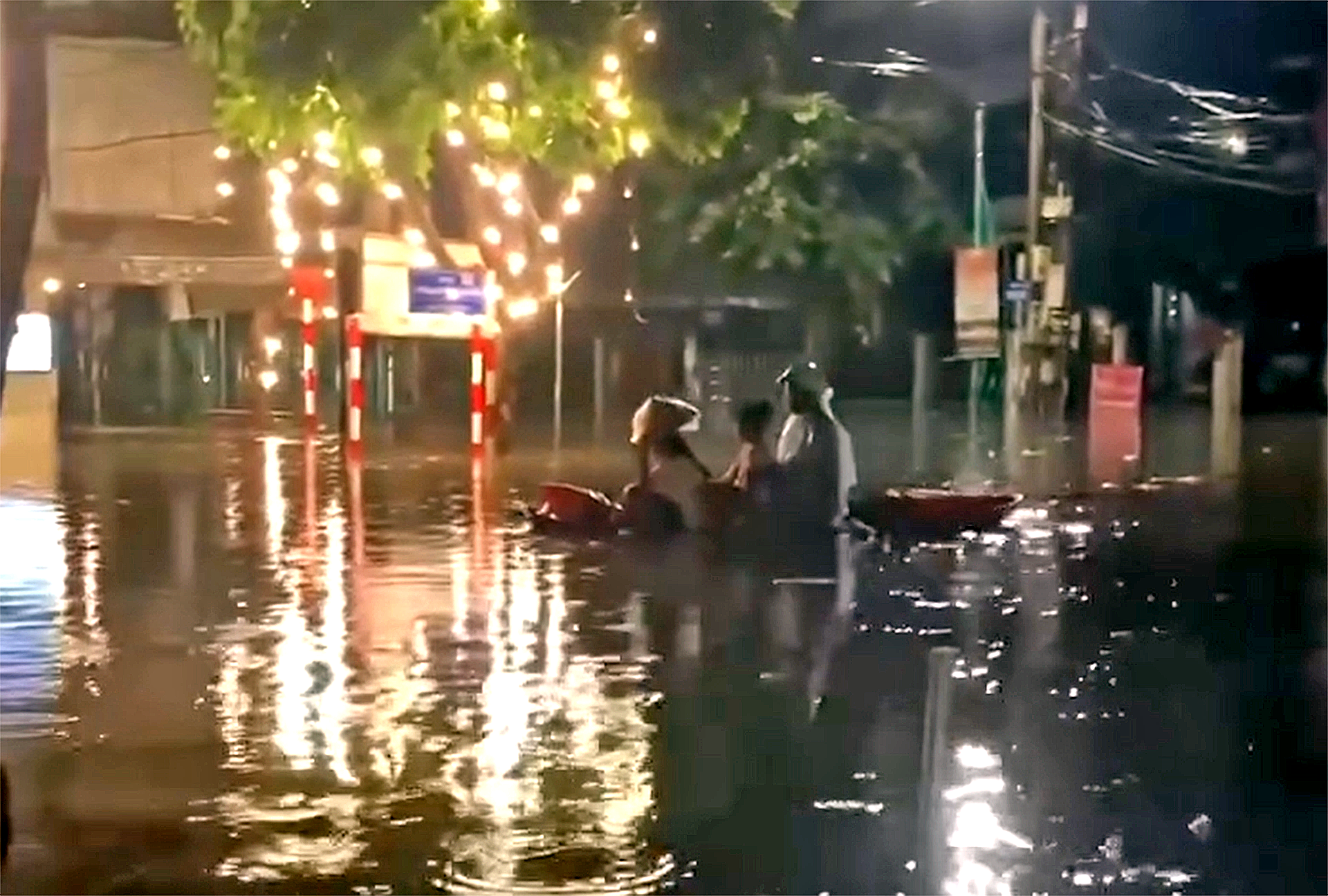 太原深水淹没，市民划船接人回家