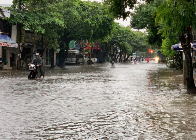 绥和街道在大雨后严重积水