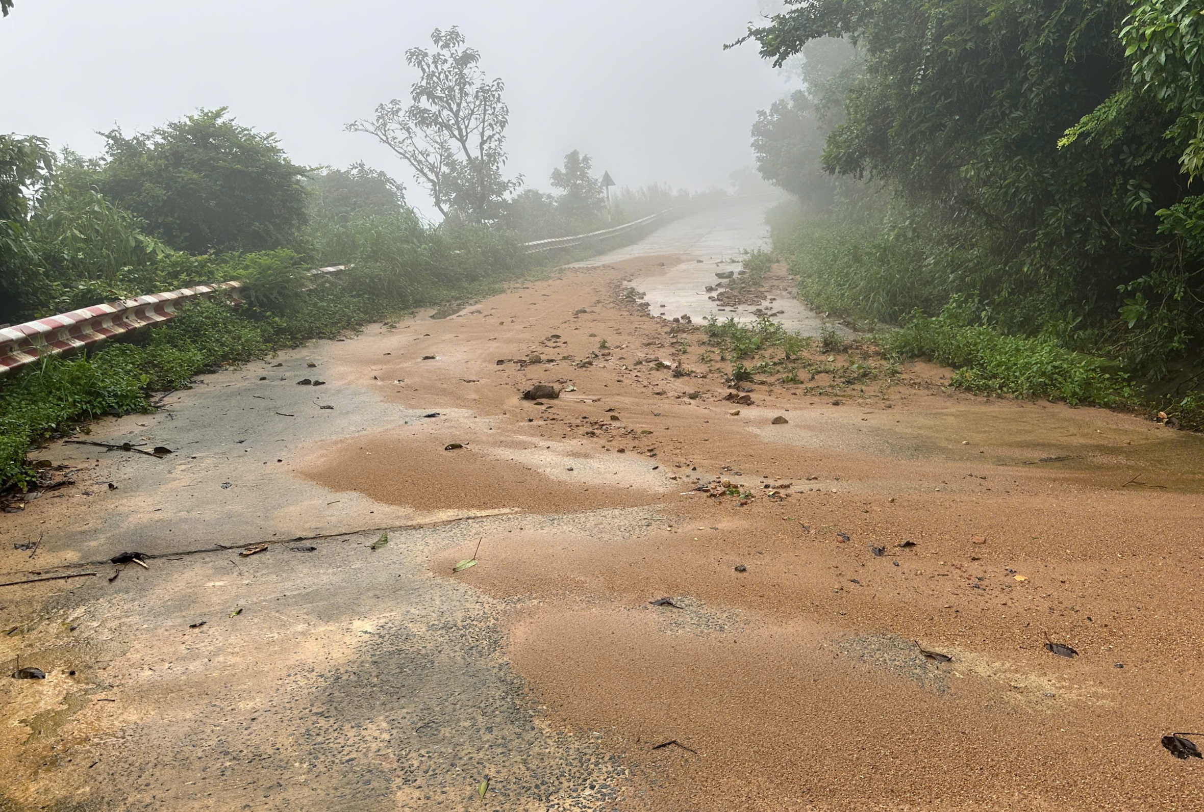 大石滚落路面，山茶半岛暂停参观