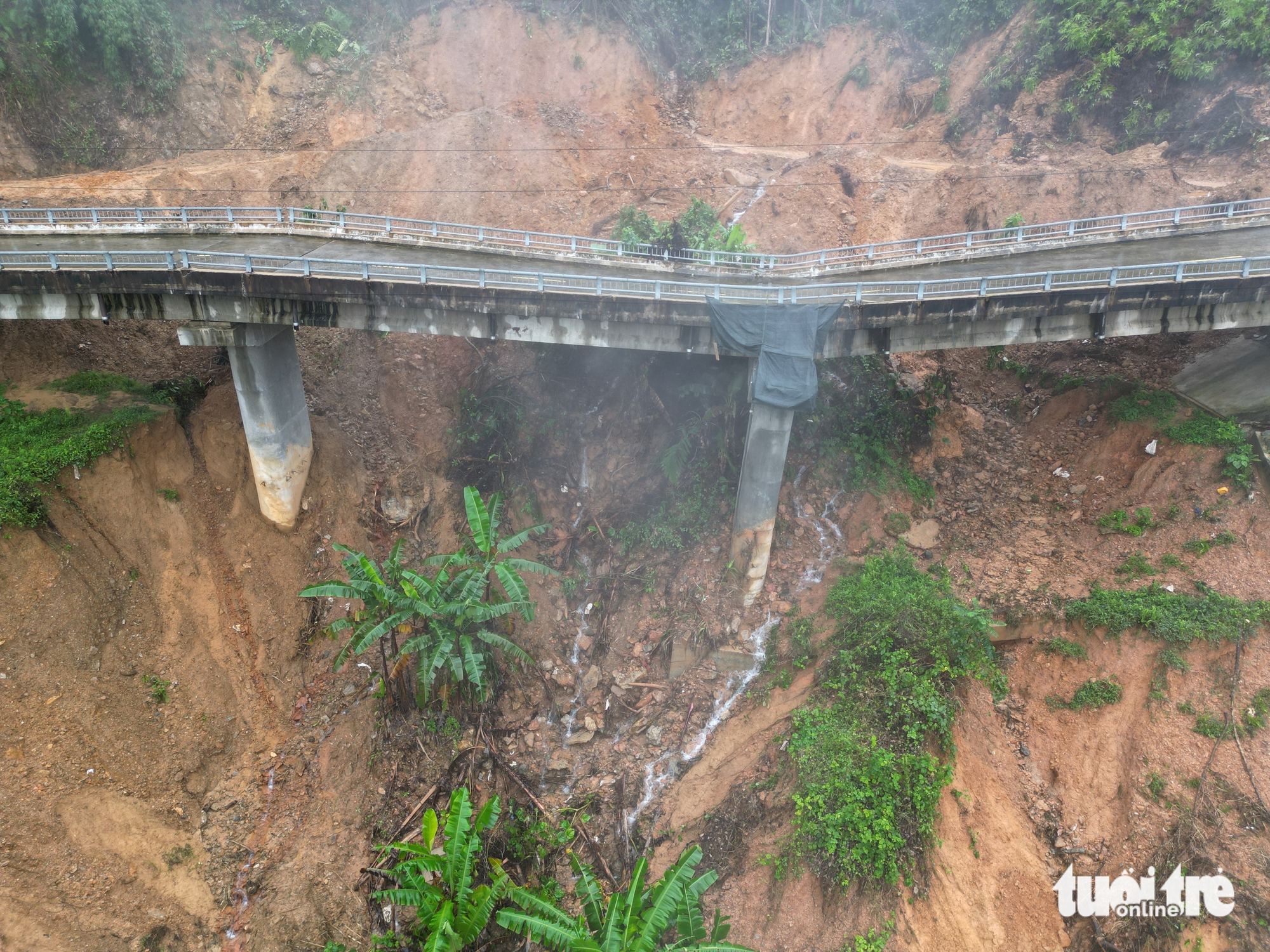 顺化关键公路上的桥梁因山体滑坡而倾斜