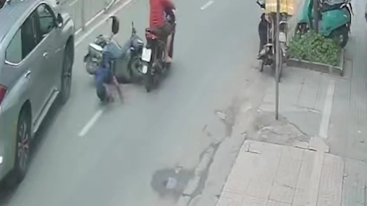 胡志明市汽车撞上多辆摩托车，3人受伤