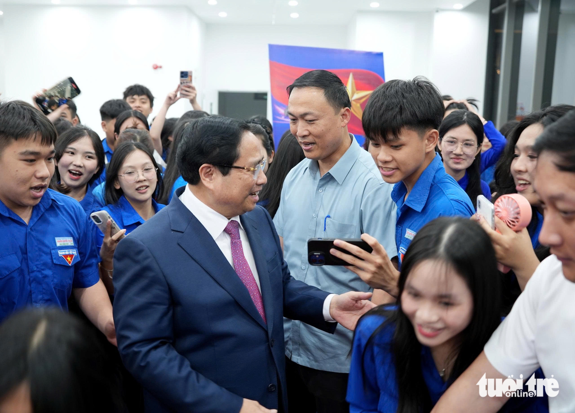 回到范文明总理的家乡，范明政总理被年轻人围住合影