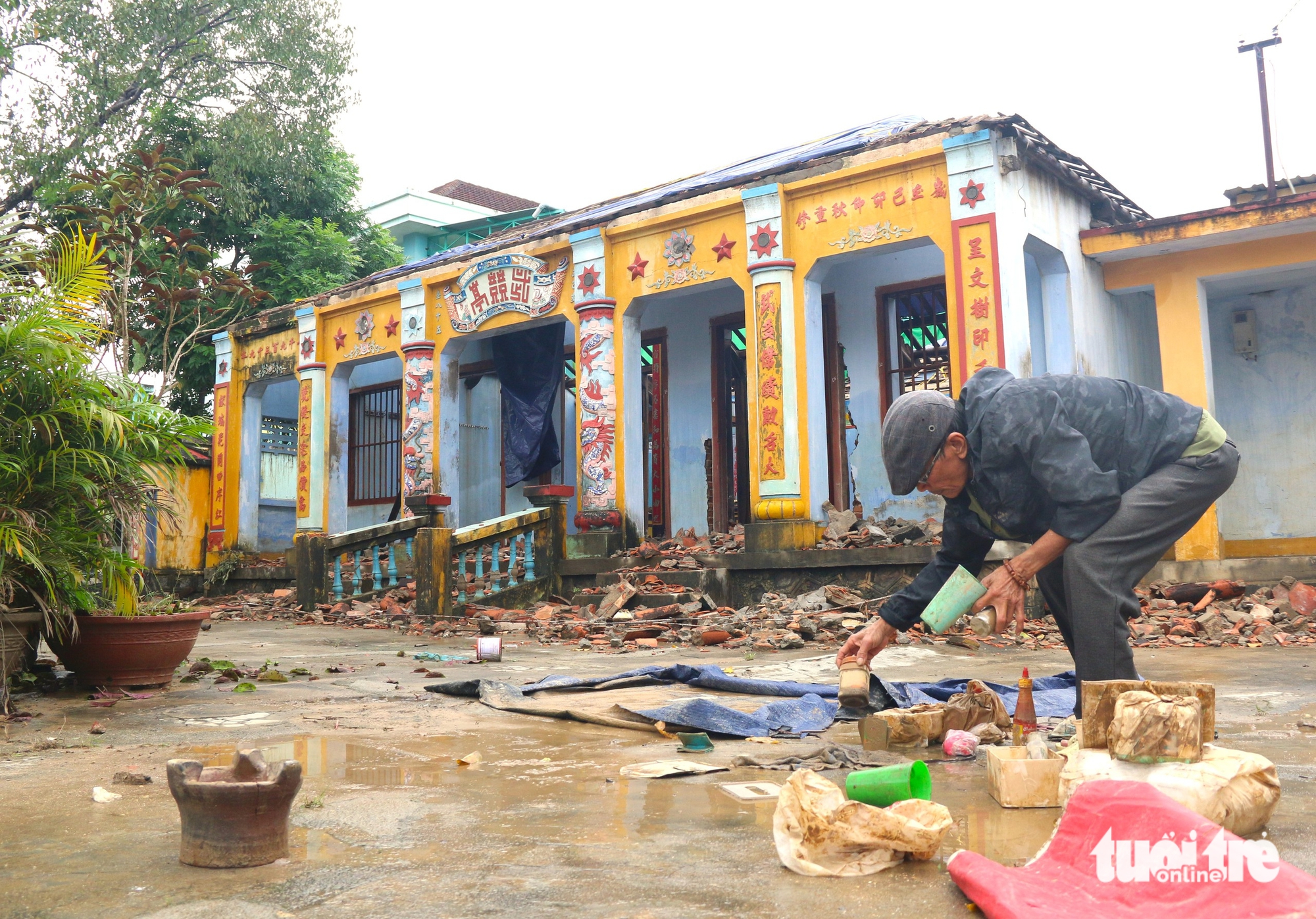 庆和省的学校在历史性洪水后一片狼藉，部队共同参与清理