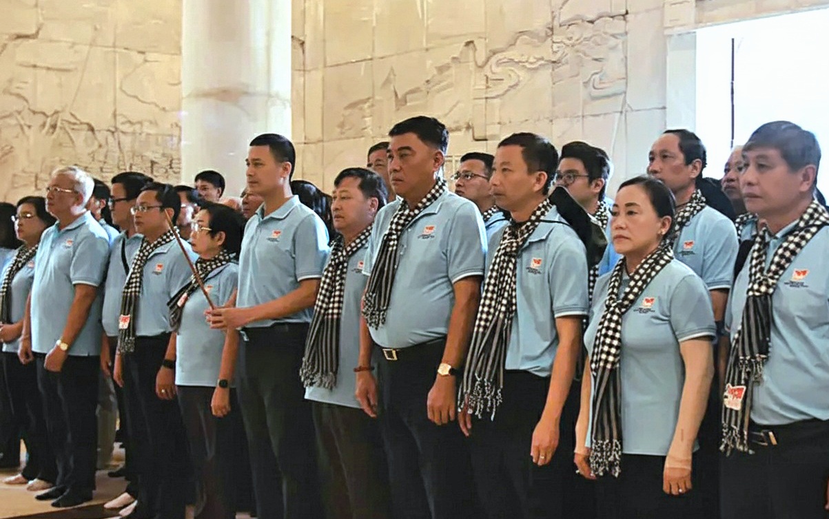 胡志明市知识分子在北坡胡伯伯祠进香