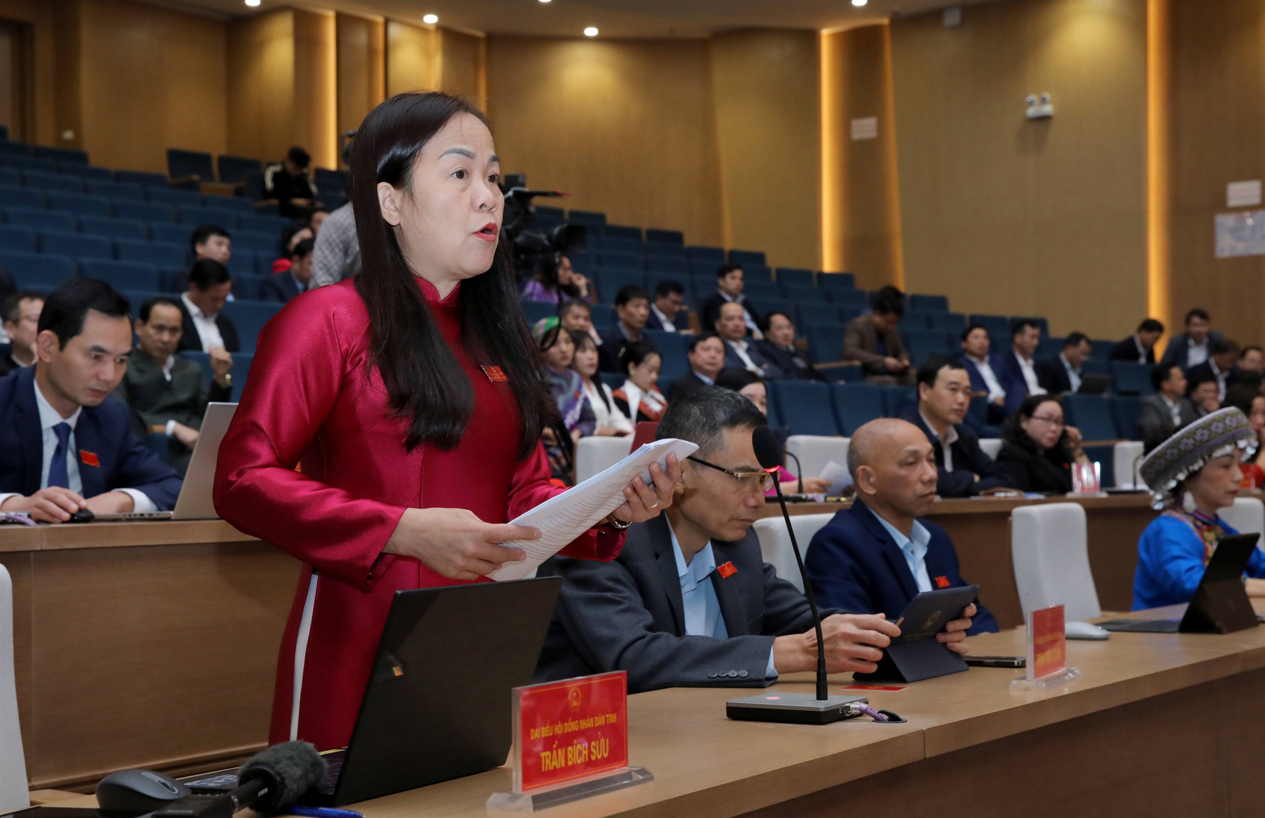 财政厅厅长在老街省省委书记-省人民议会主席质询后请求吸取经验