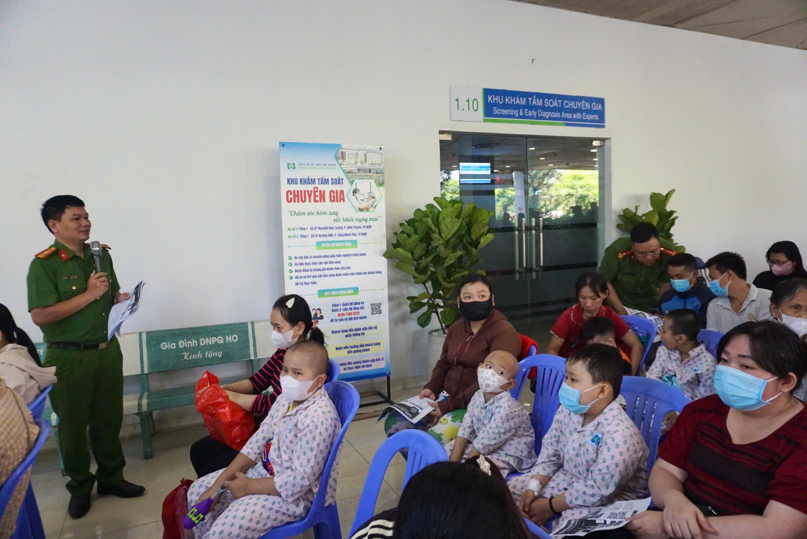 胡志明市公安结合宣传并为肿瘤患儿赠送300份礼物