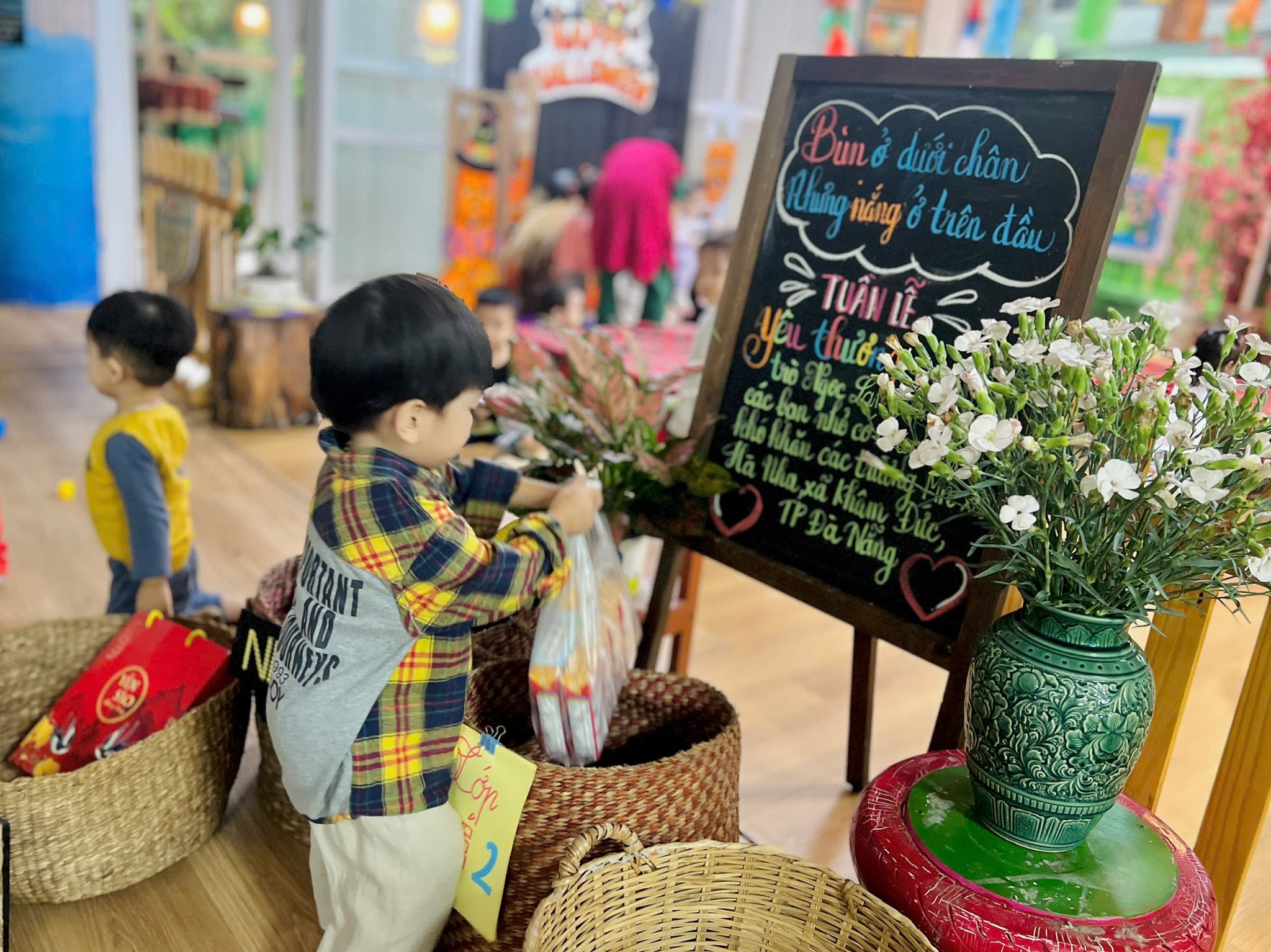 心疼师生，母子收集书本寄给洪水区学生