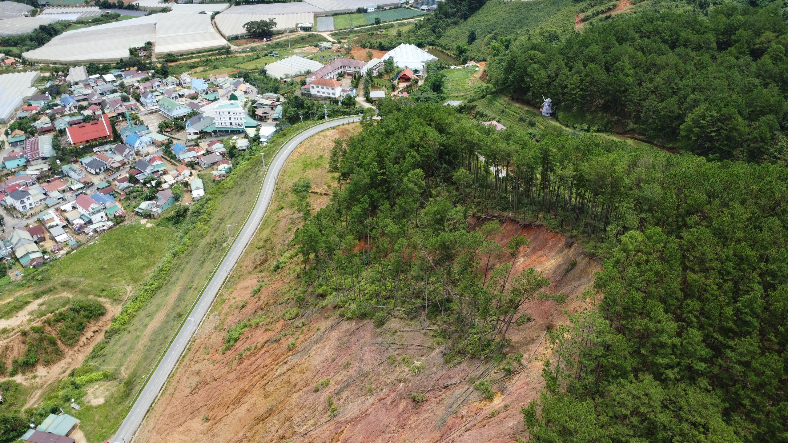 林同省居民区附近即将崩塌的山坡近景