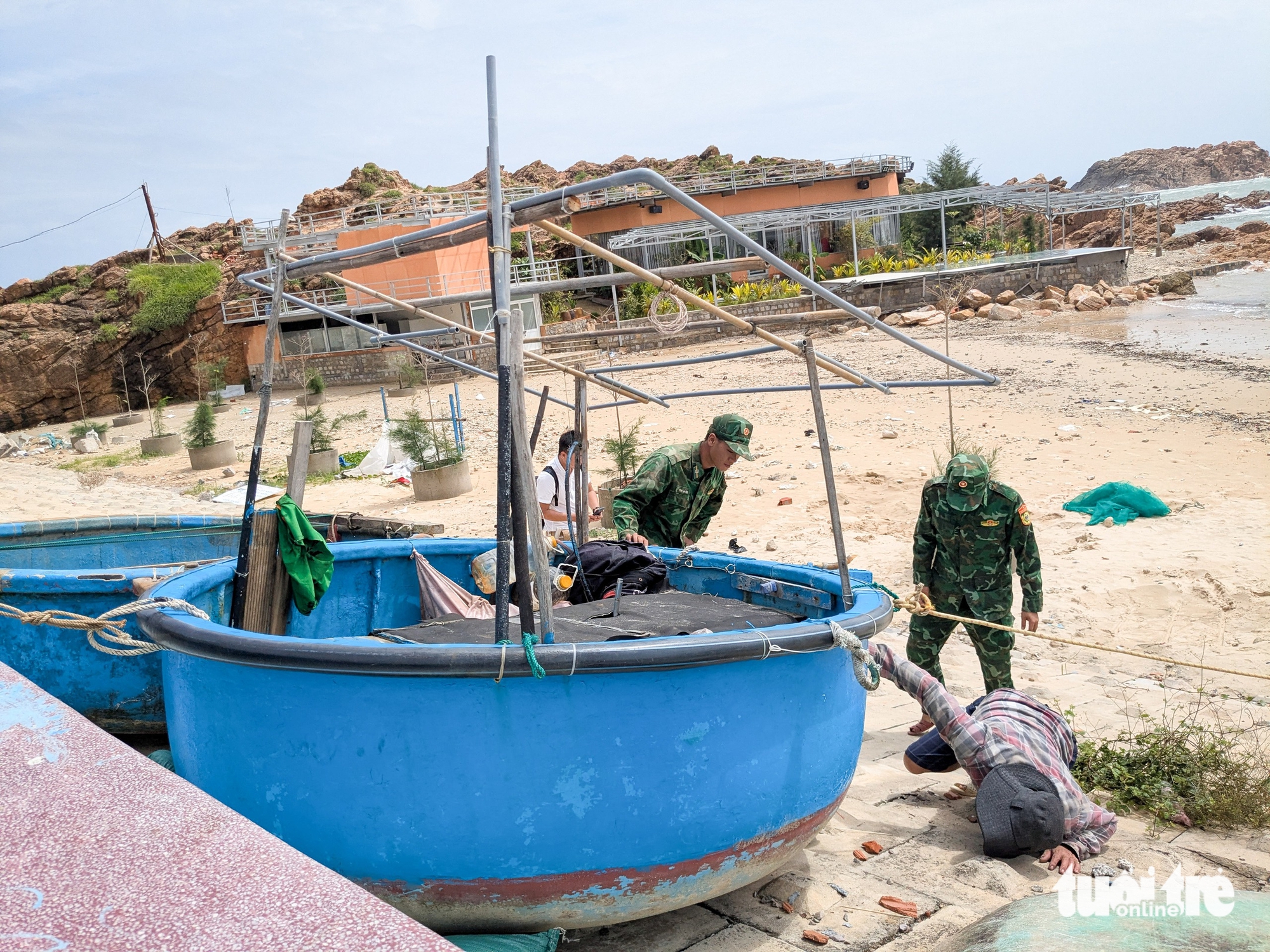 沿海居民用沙袋和石块压住屋顶以抵御台风Kalmaegi
