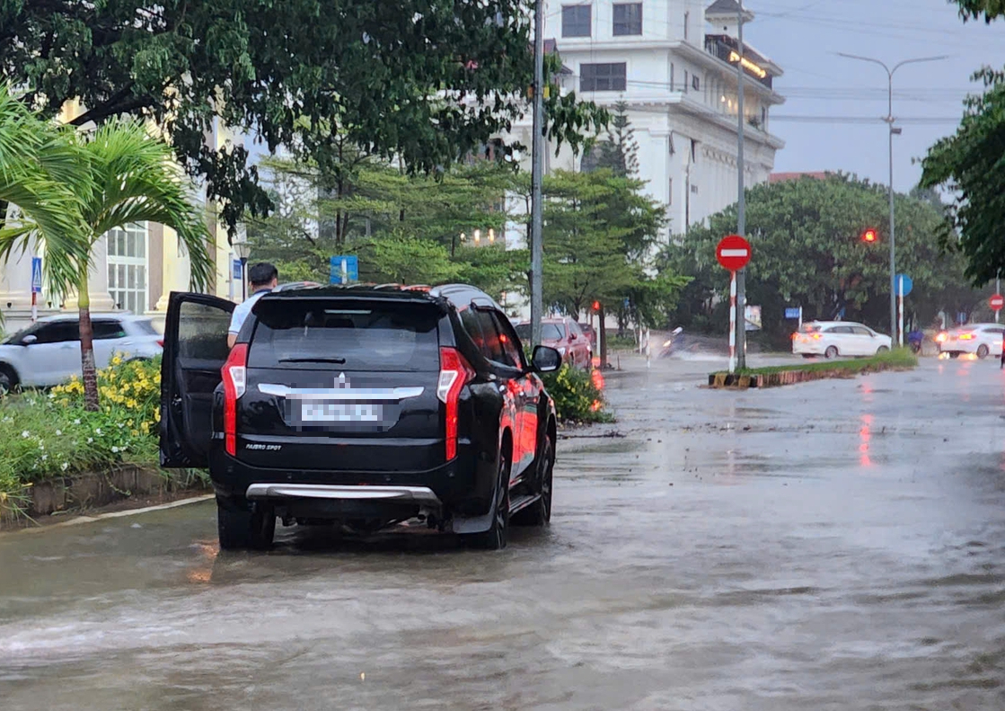 顺化大雨倾盆，许多居民区因Bualoi台风而深陷积水