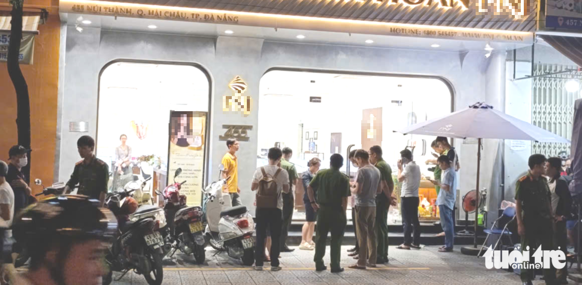 封锁现场，调查岘港金店抢劫案