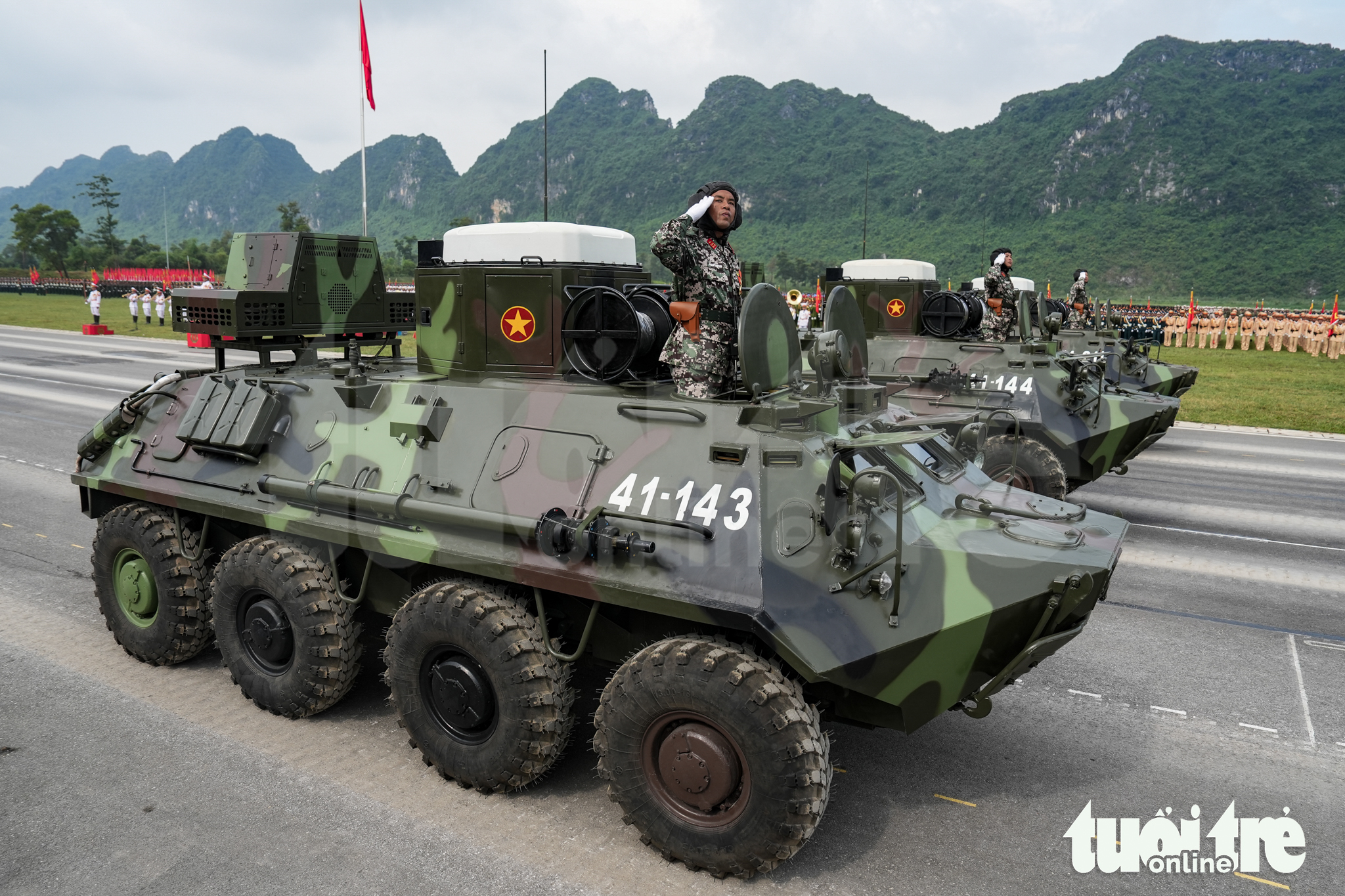 帮助A80阅兵中重型装备在沥青路面上平稳滑行的'小而有力'的细节