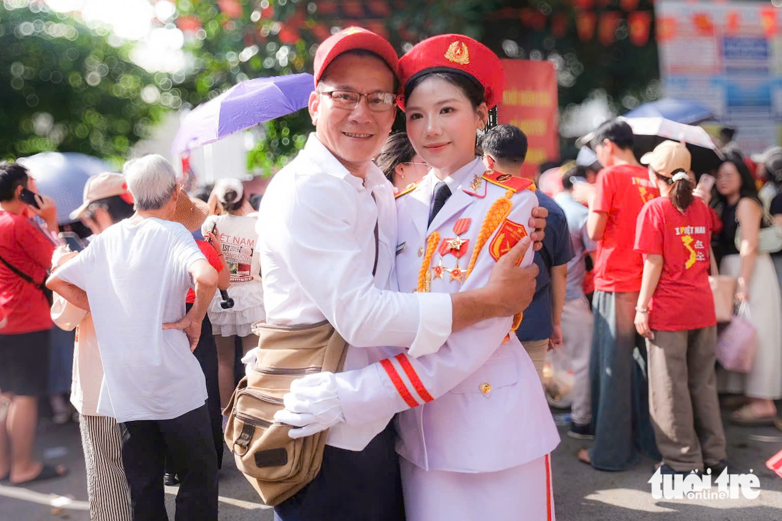阅兵队伍在人民的欢呼声中行进