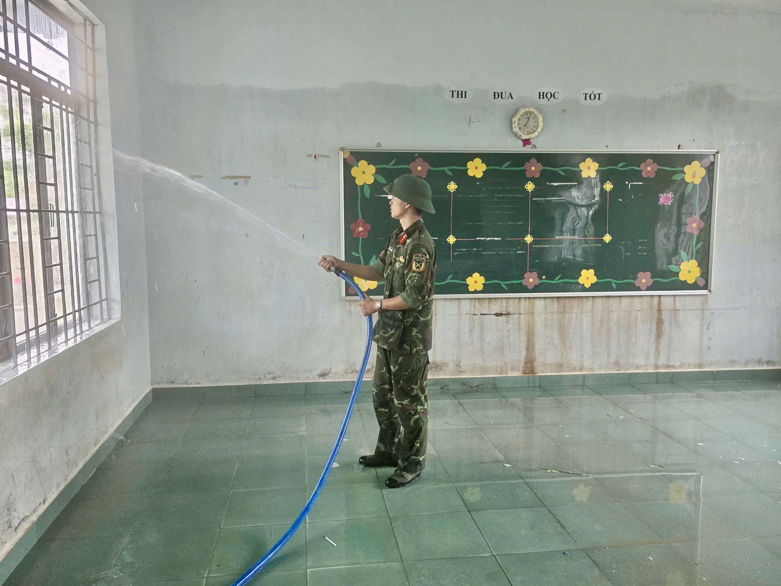 和盛乡在洪水后重新振作，民兵携手清理房屋和学校