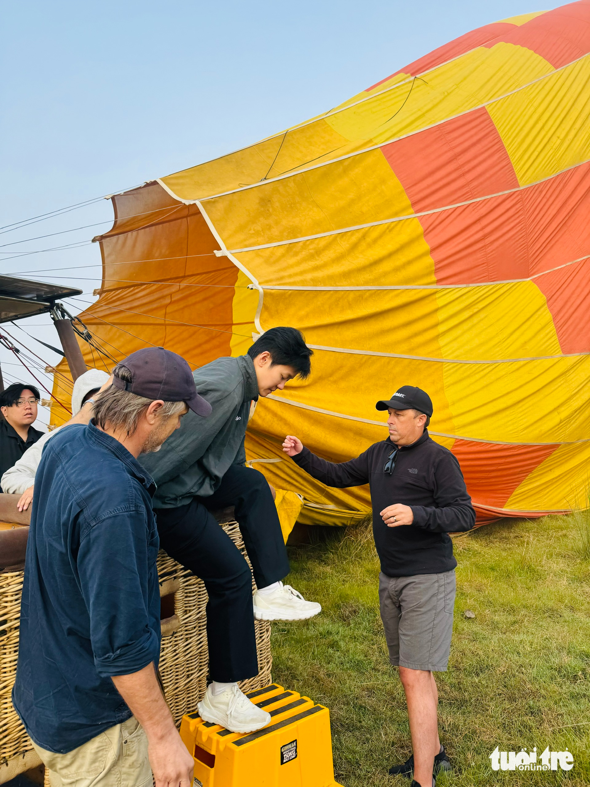 在黄金海岸热气球上欣赏澳大利亚的日出