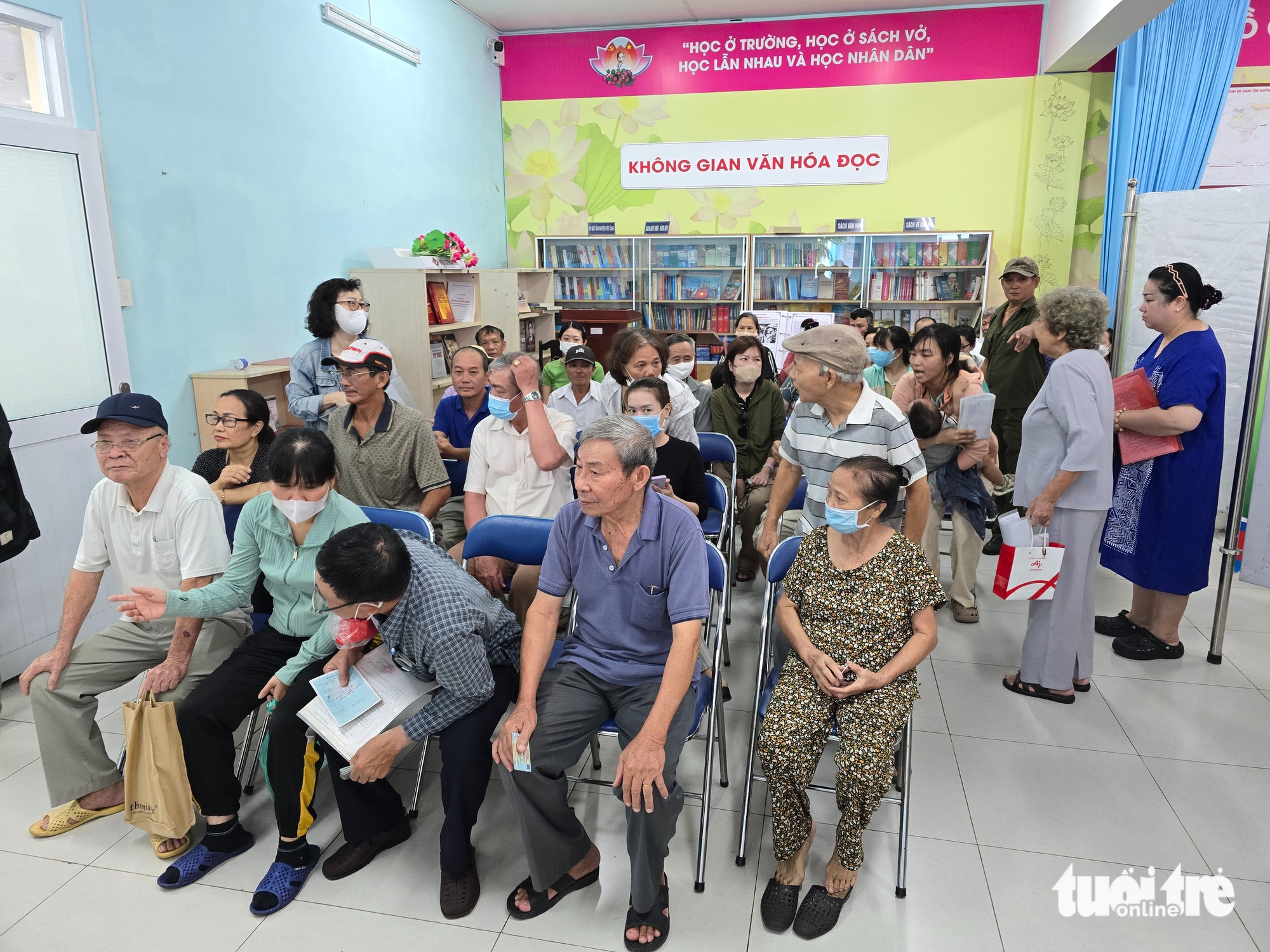 胡志明市市民在国庆节期间高兴地收到政府赠送的10万越南盾礼物