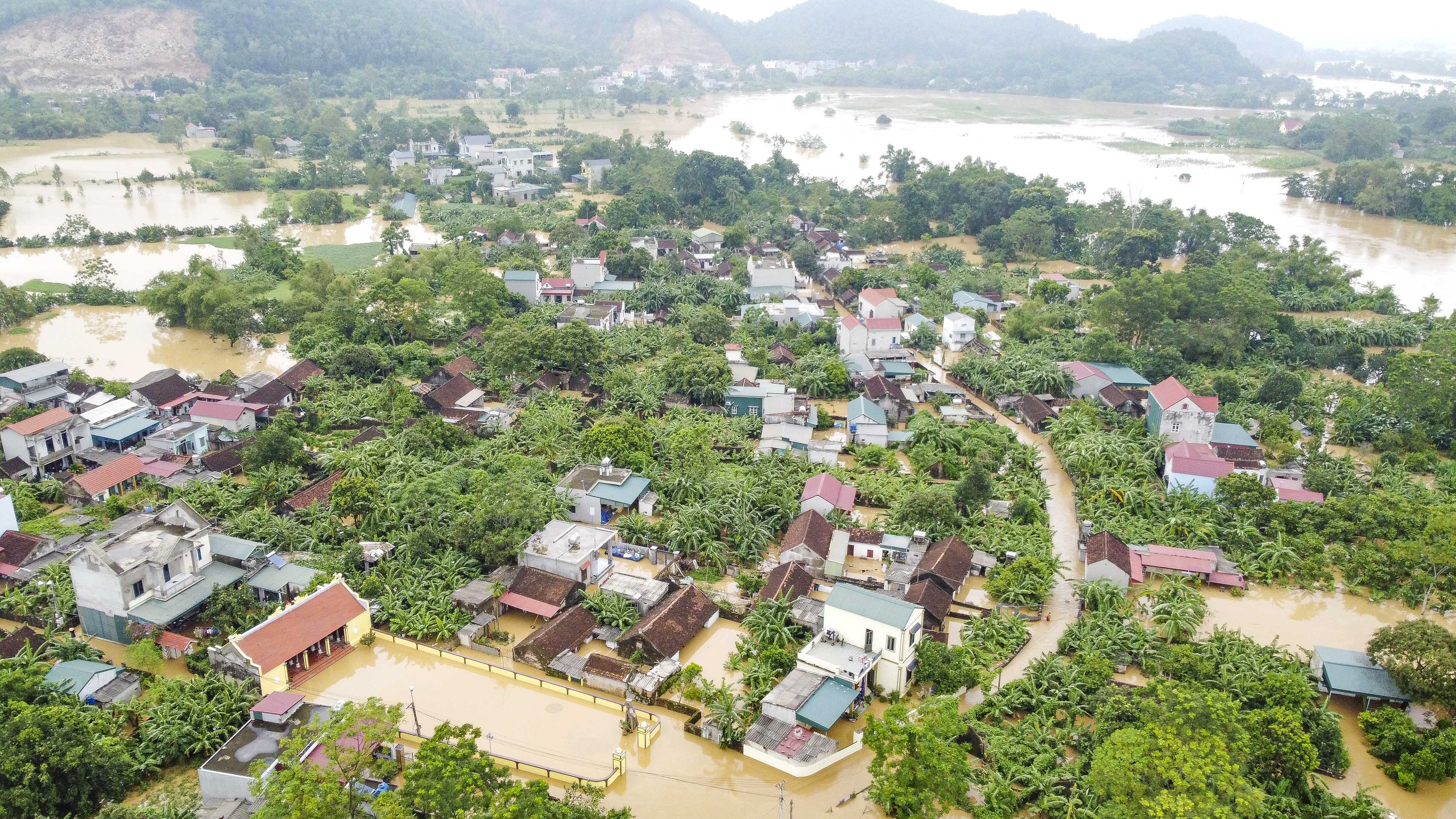 清化省数百民房在第五号台风后被洪水淹没
