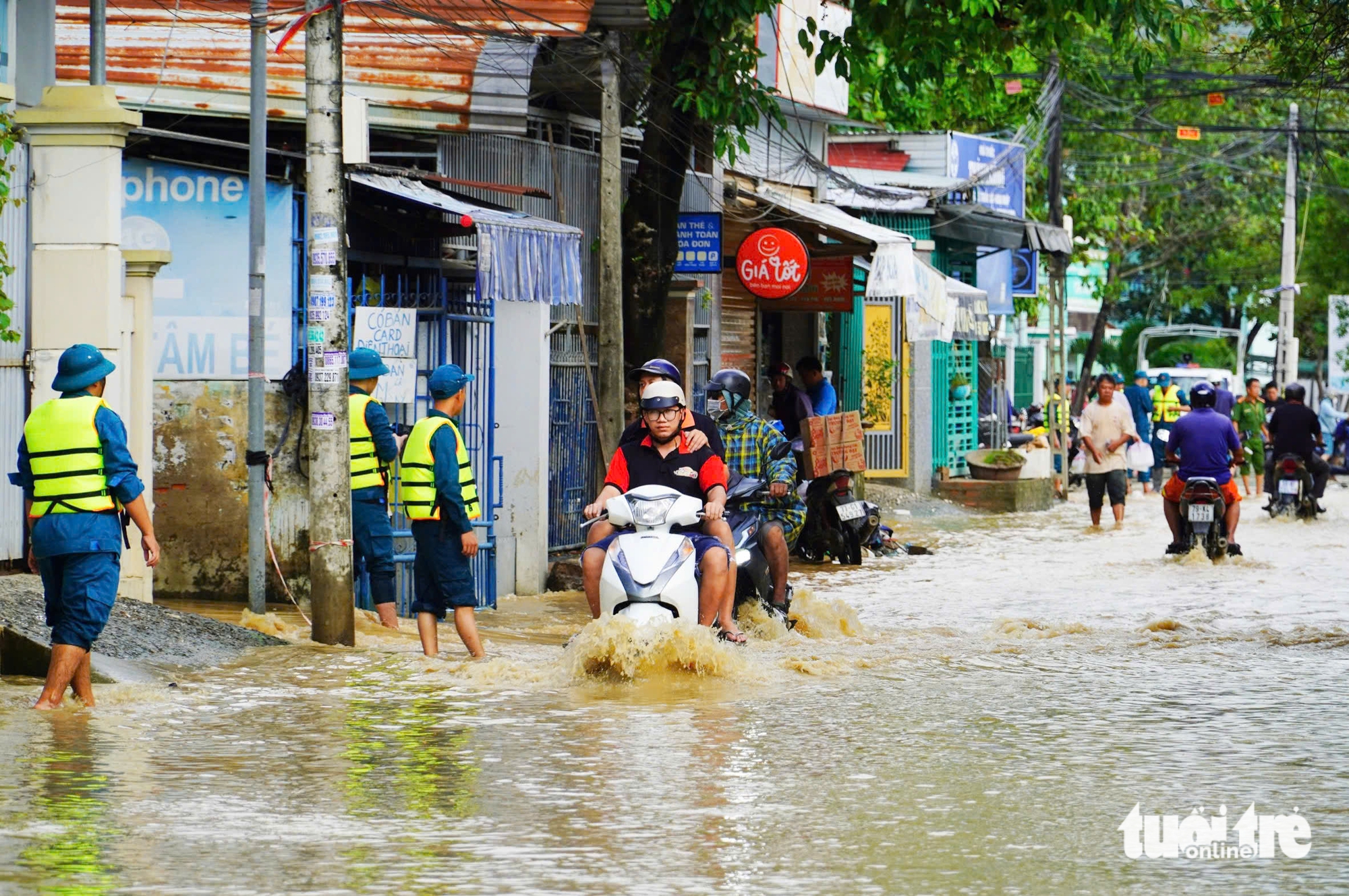 芽庄多地再次发生洪水，预计河流水位将继续上涨