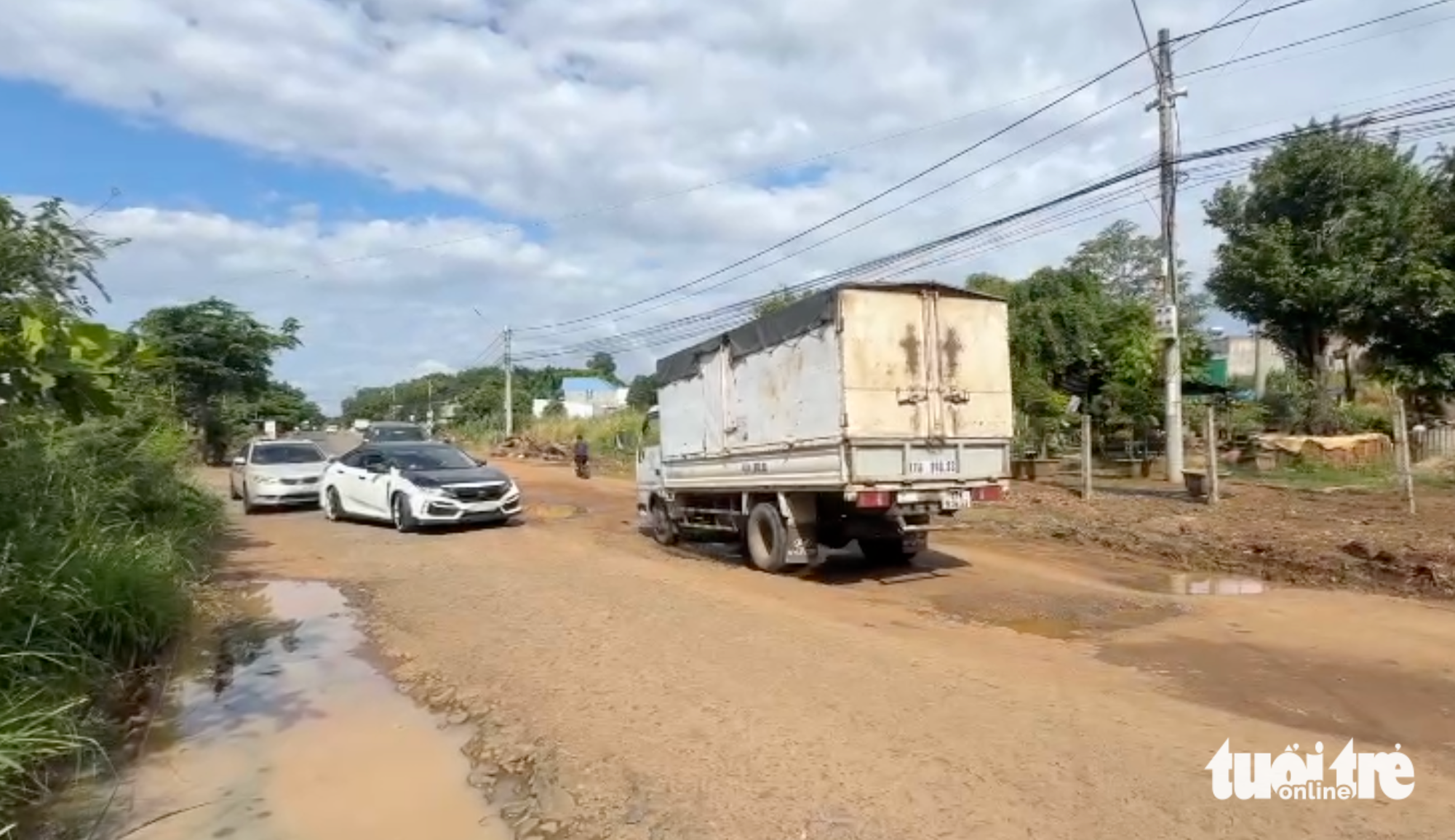 因项目'停滞'12年导致道路泥泞：干部工作不力应更换