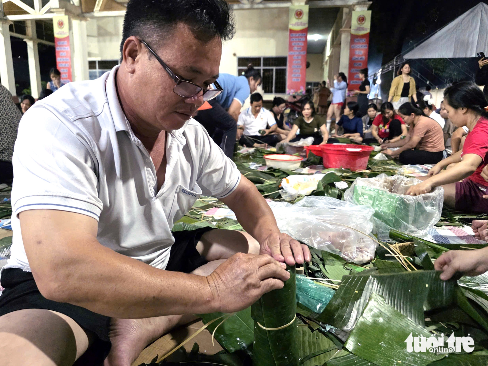 数百人通宵包粽子、包年糕送往洪水灾区同胞