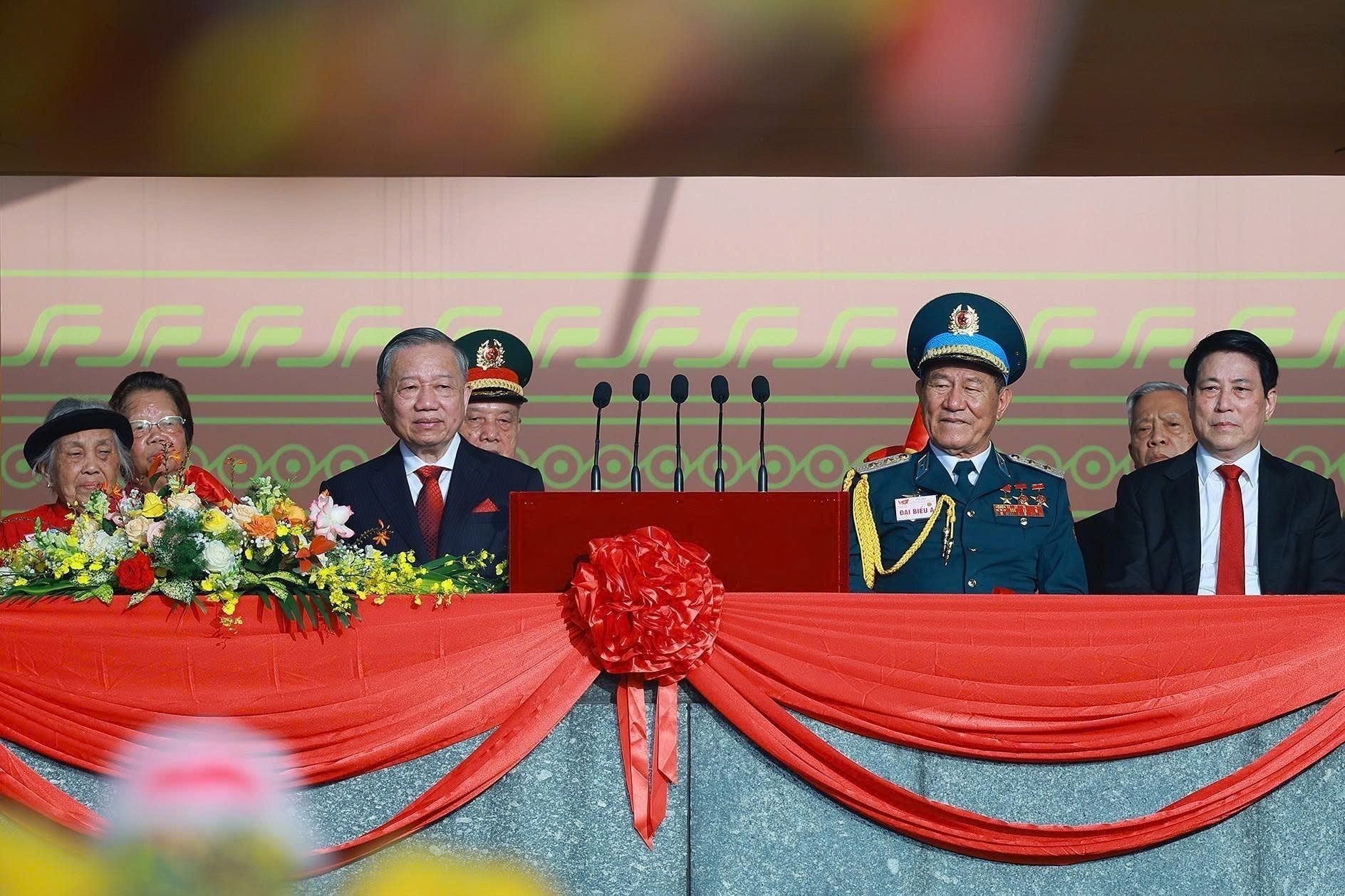 越南英雄母亲在庆祝9月2日国庆节的阅兵仪式上坐在总书记苏林旁边