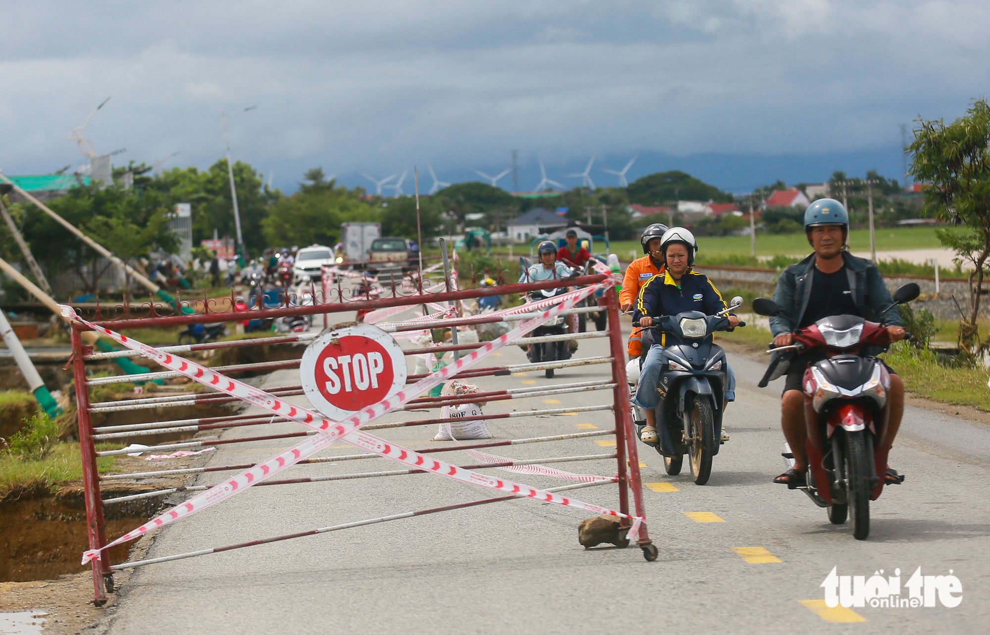 洪水退去，宁顺旧路露出多处断裂，电线杆倒塌遍地