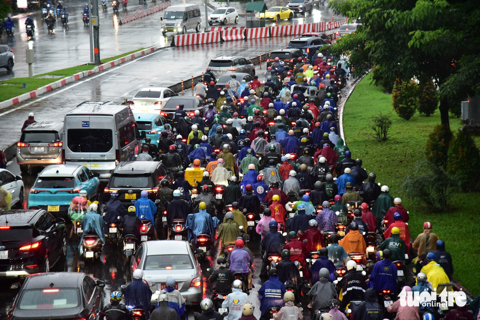 胡志明市数千市民冒雨，一点点挪动上学、上班