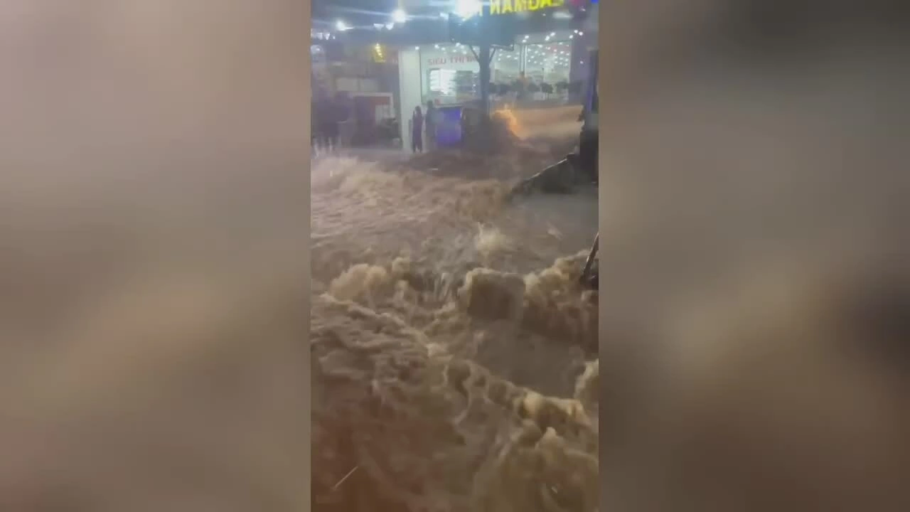富国岛遭遇25年来最大暴雨后严重积水