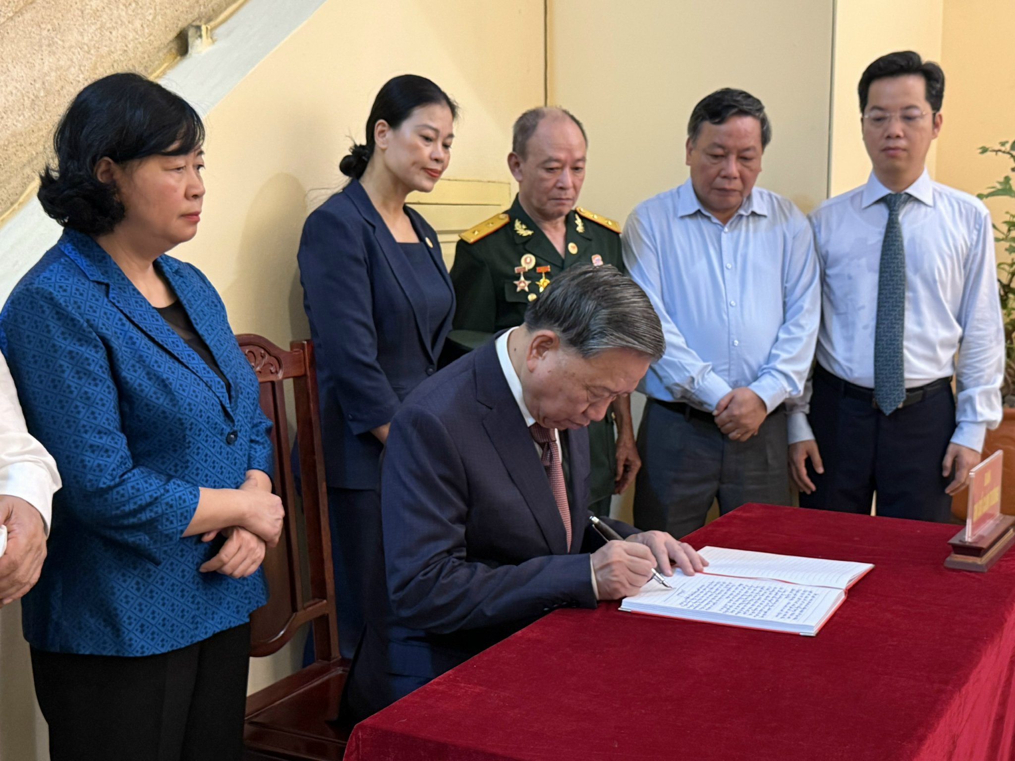 总书记苏林在胡志明主席撰写独立宣言的地方敬香缅怀