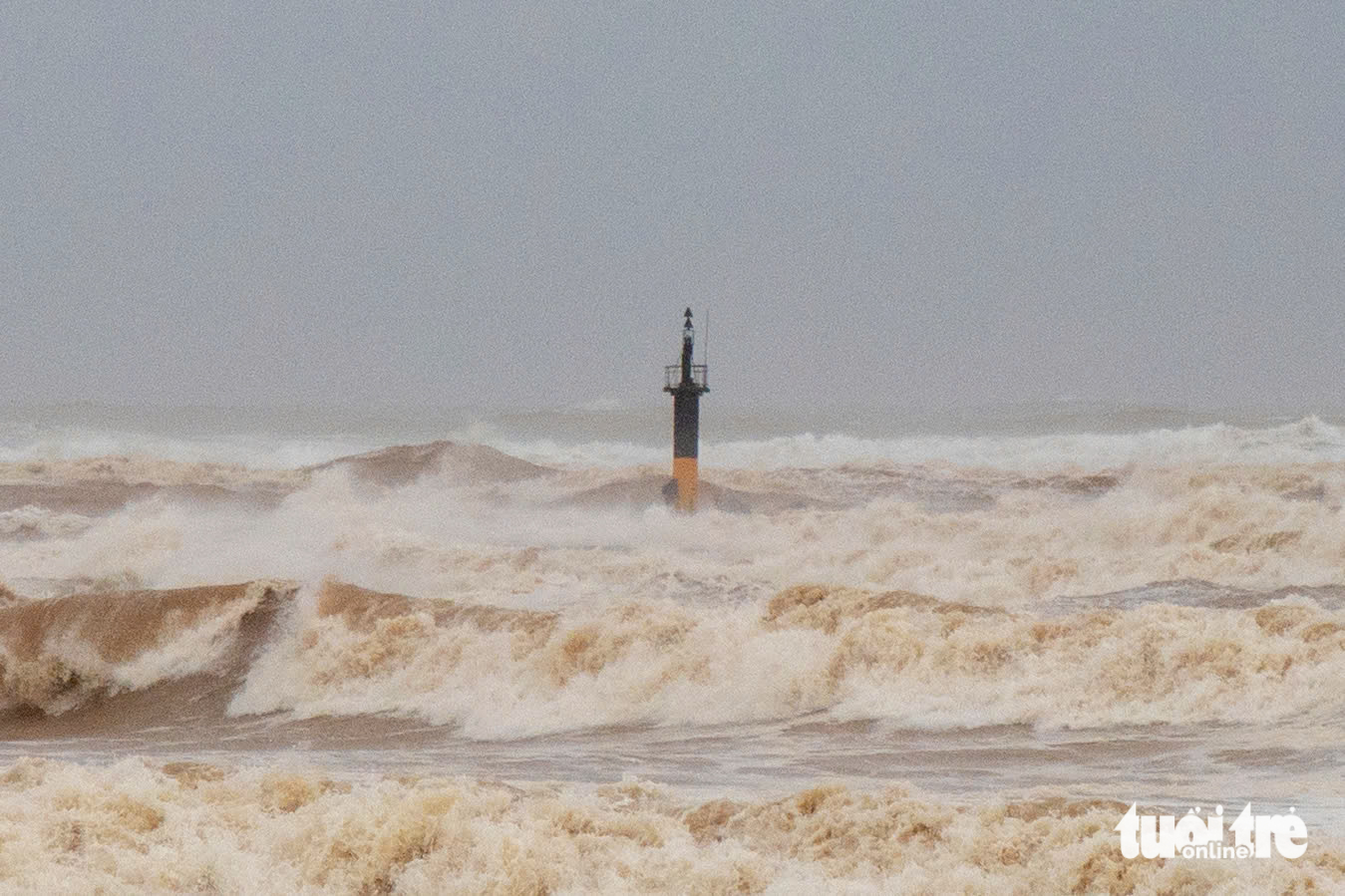 沿海海域船只沉没，已救出8人
