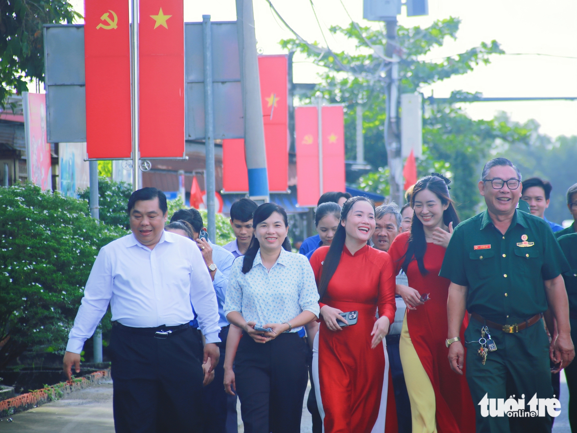 胡志明市街道上国旗飘扬，庆祝9月2日国庆80周年