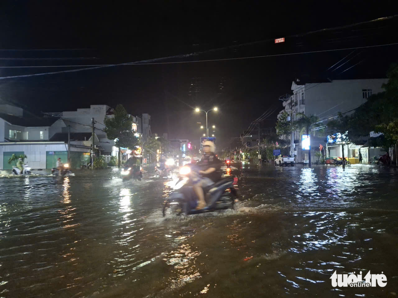 潘切市中心多条道路在大雨后严重积水