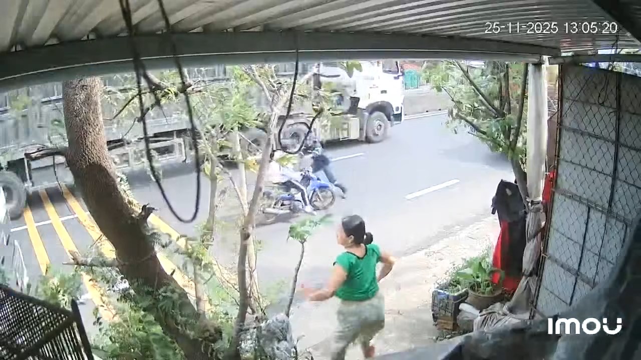 前往洪水灾区帮助民众，胡志明市消防员在千钧一发之际救出女学生