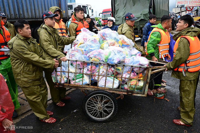 全力救助洪水地区居民