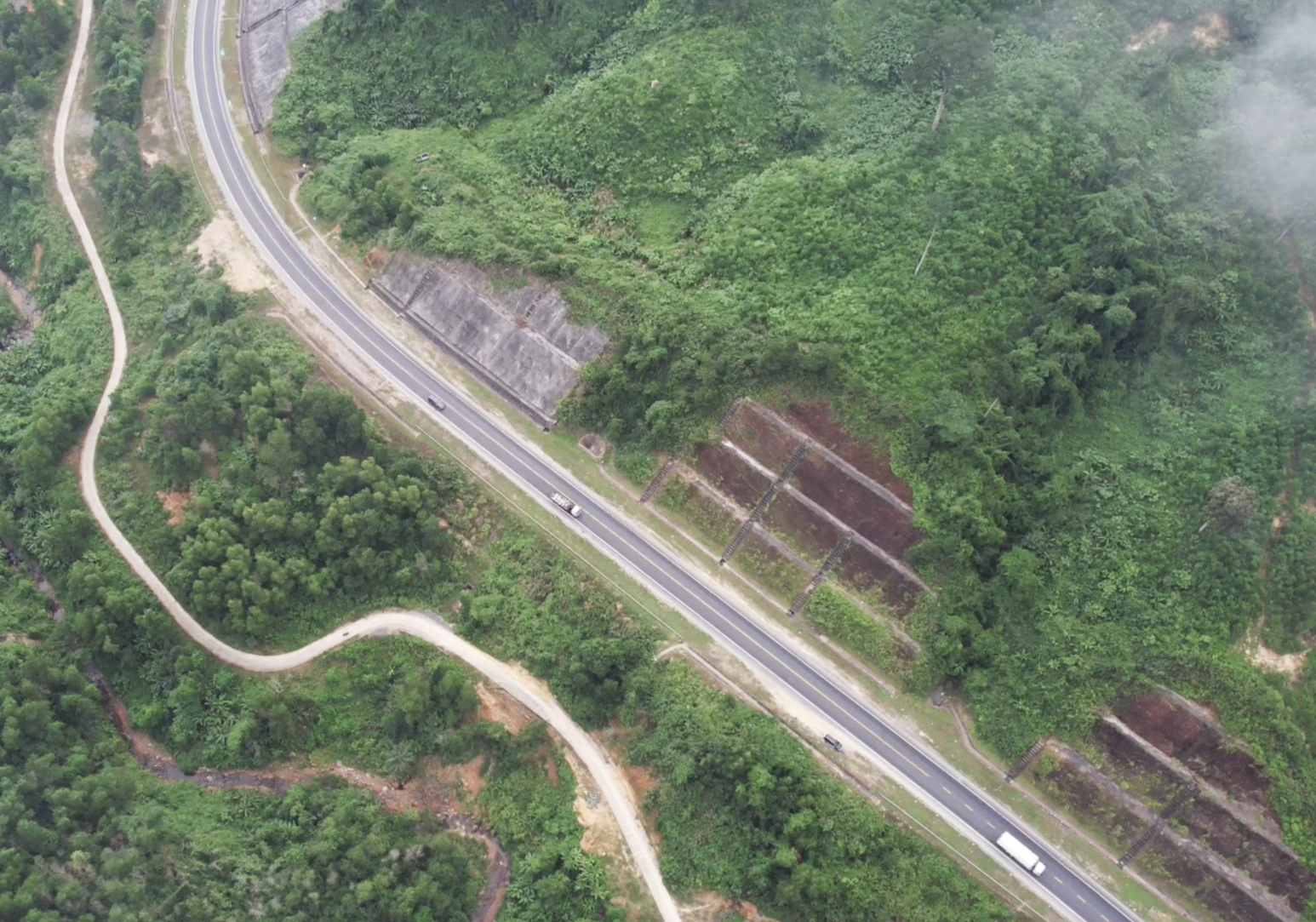 La Sơn - Hòa Liên 高速公路布满坑洼，投资方称因车辆通行频繁及台风影响