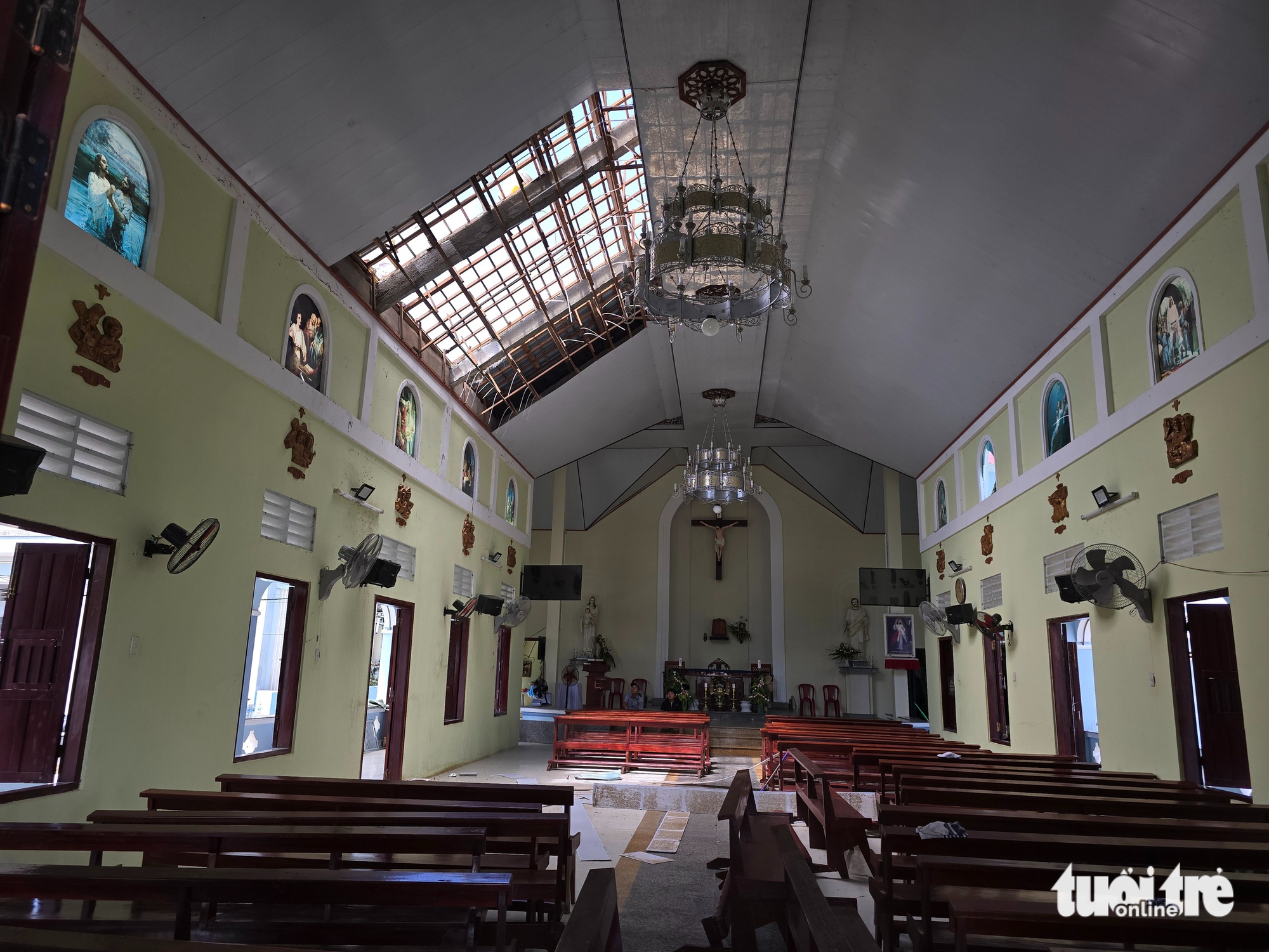 在卡马尔吉台风中失去屋顶的房屋