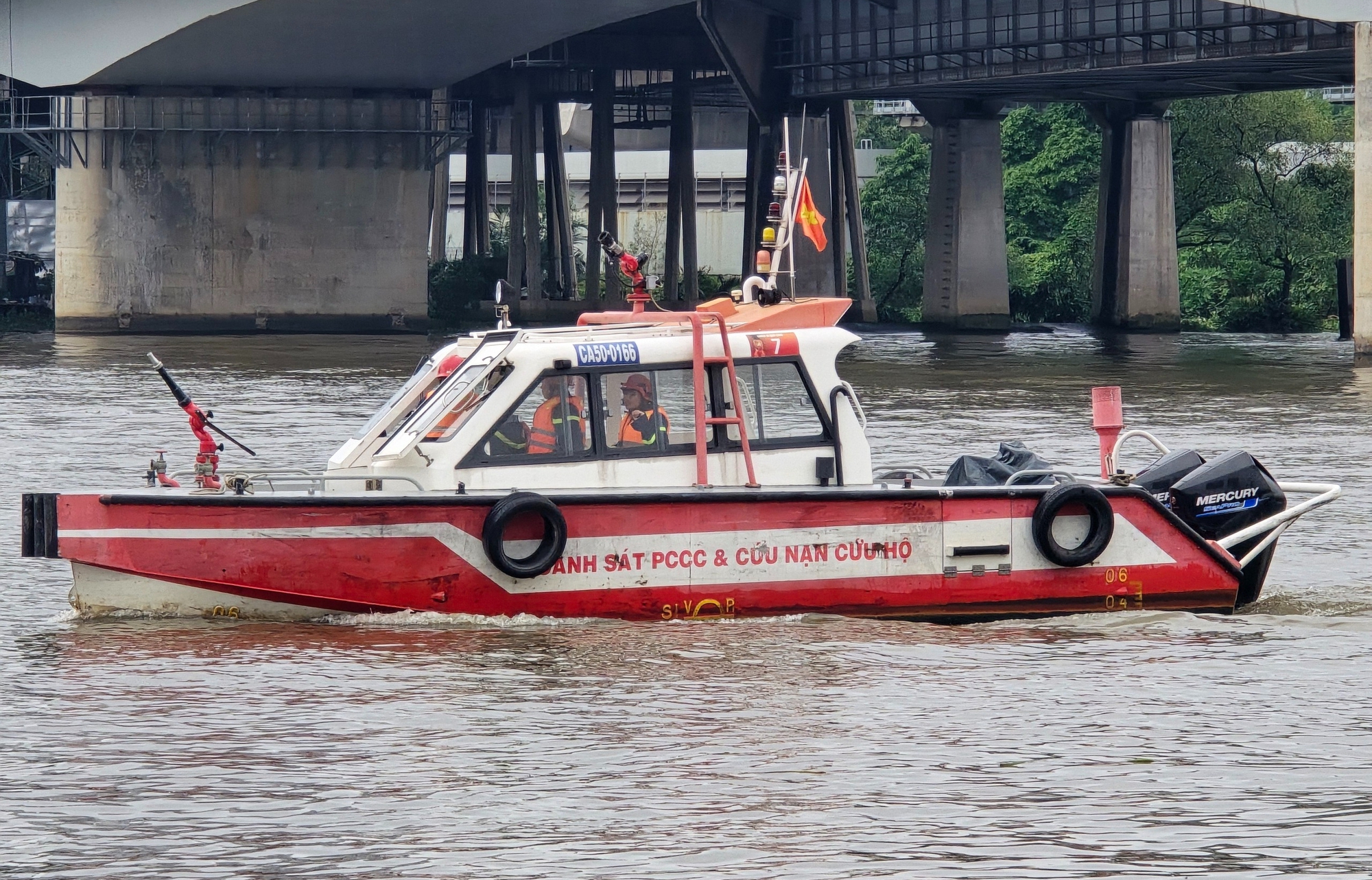 在Thanh Đa河上发现尸体，疑似在Sài Gòn桥上用刀自伤的出租车司机