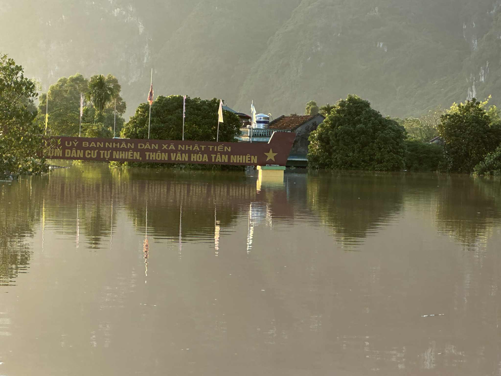 历史性洪水，居民爬上屋顶，逃往山上等待救援