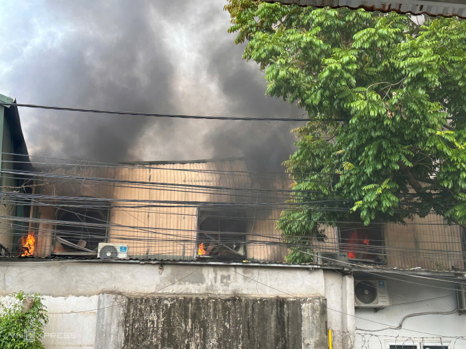 河内外郊药品仓库在巨大爆炸声后起火