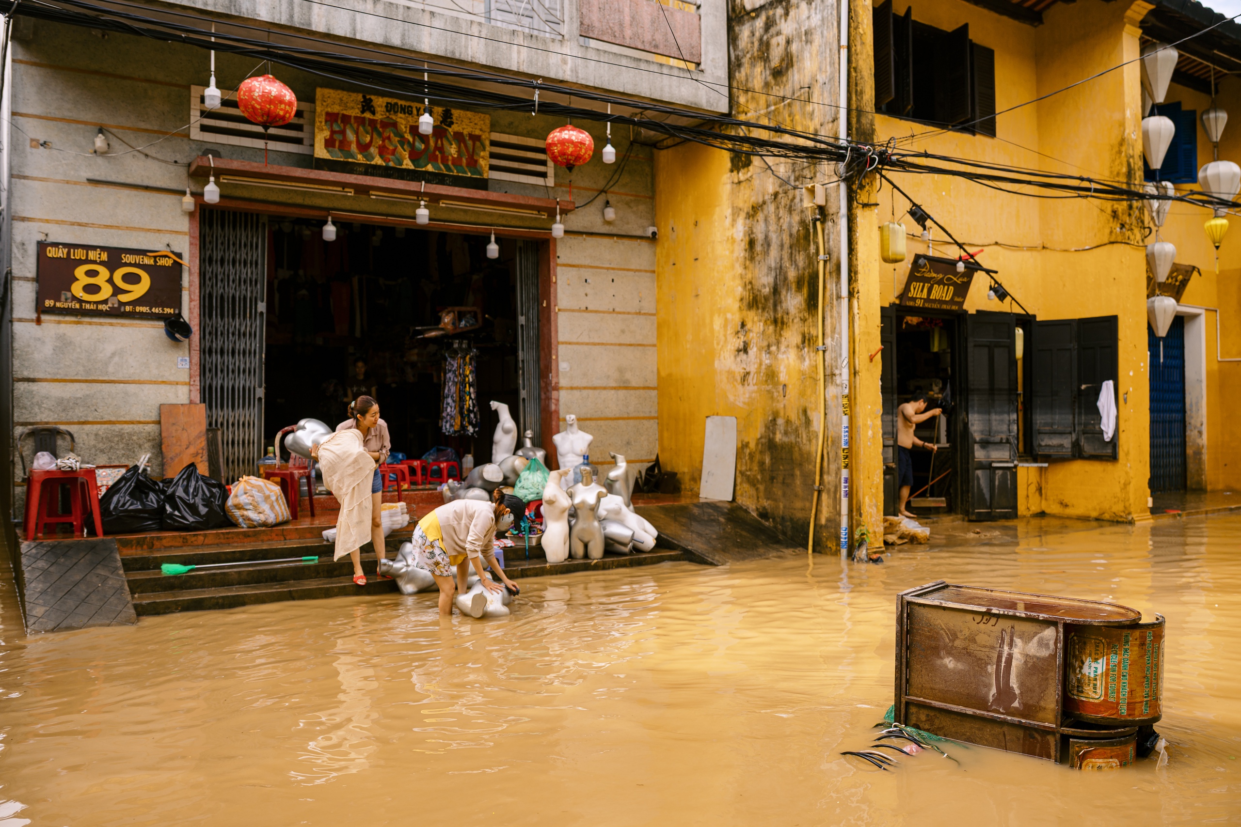 会安居民用油漆标记新洪水记录，自1964年辰年大灾难以来