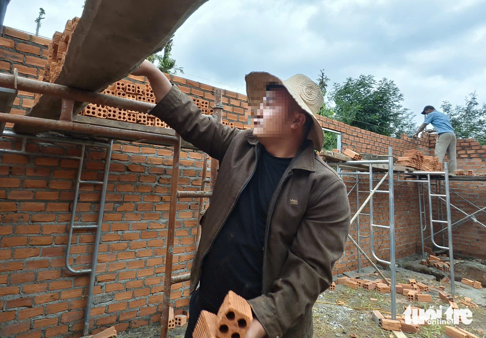 公安确认父亲锁链束缚女儿存在虐待迹象