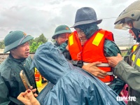 岘港:优先将洪水孤立地区的老人和儿童转移到安全地点