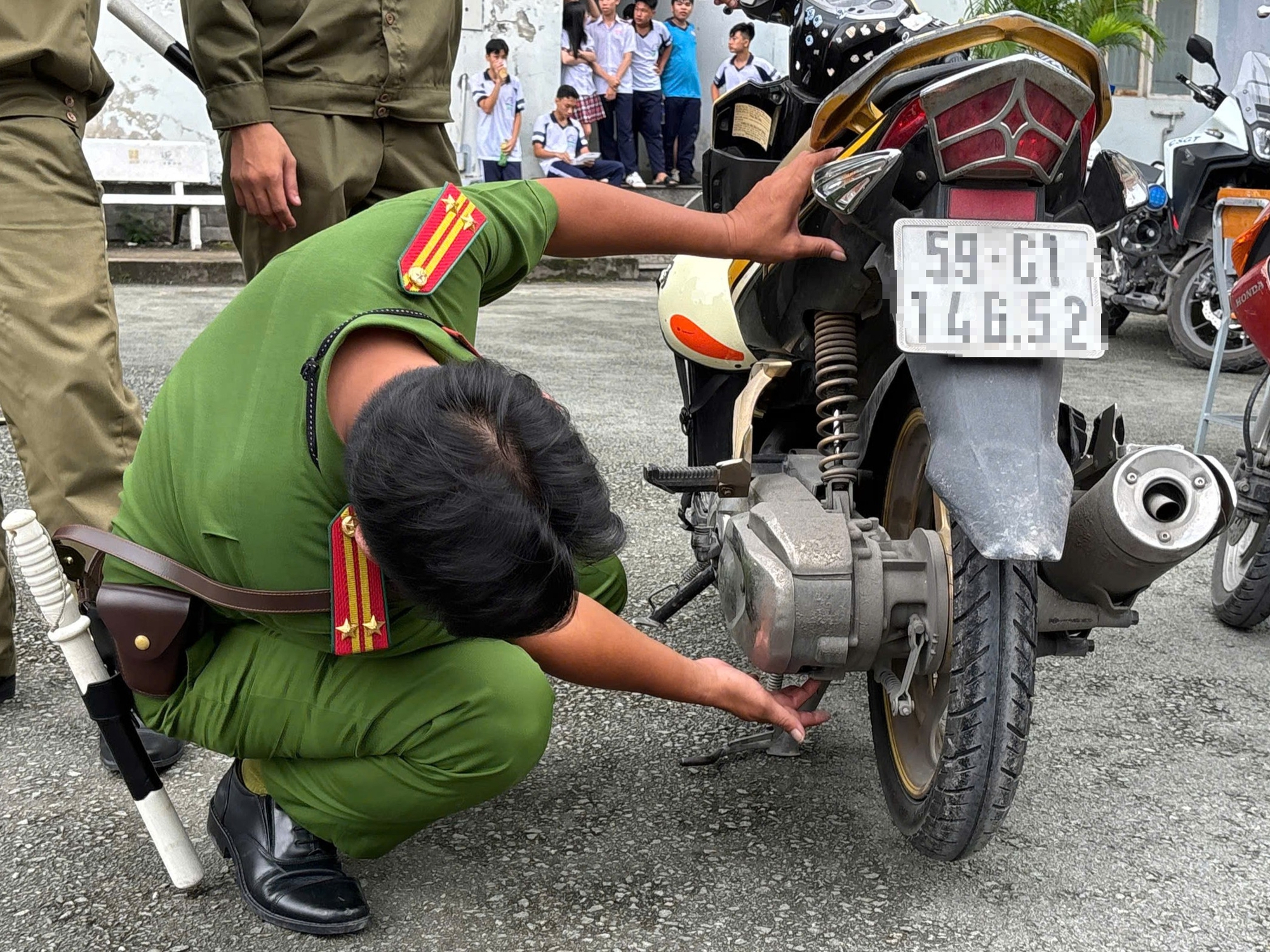 胡志明市交警检查学校停车场，发现多名学生违规