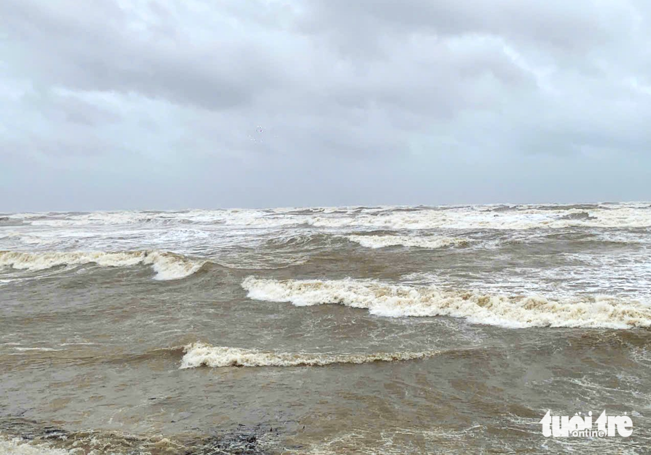 台风Bualoi登陆前海浪汹涌，一些人仍去海边观赏