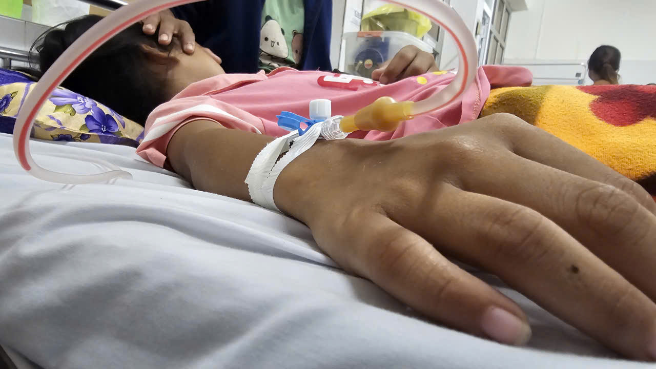 学生中毒，女副校长不让送医；教师为灾区捐款10亿越南盾