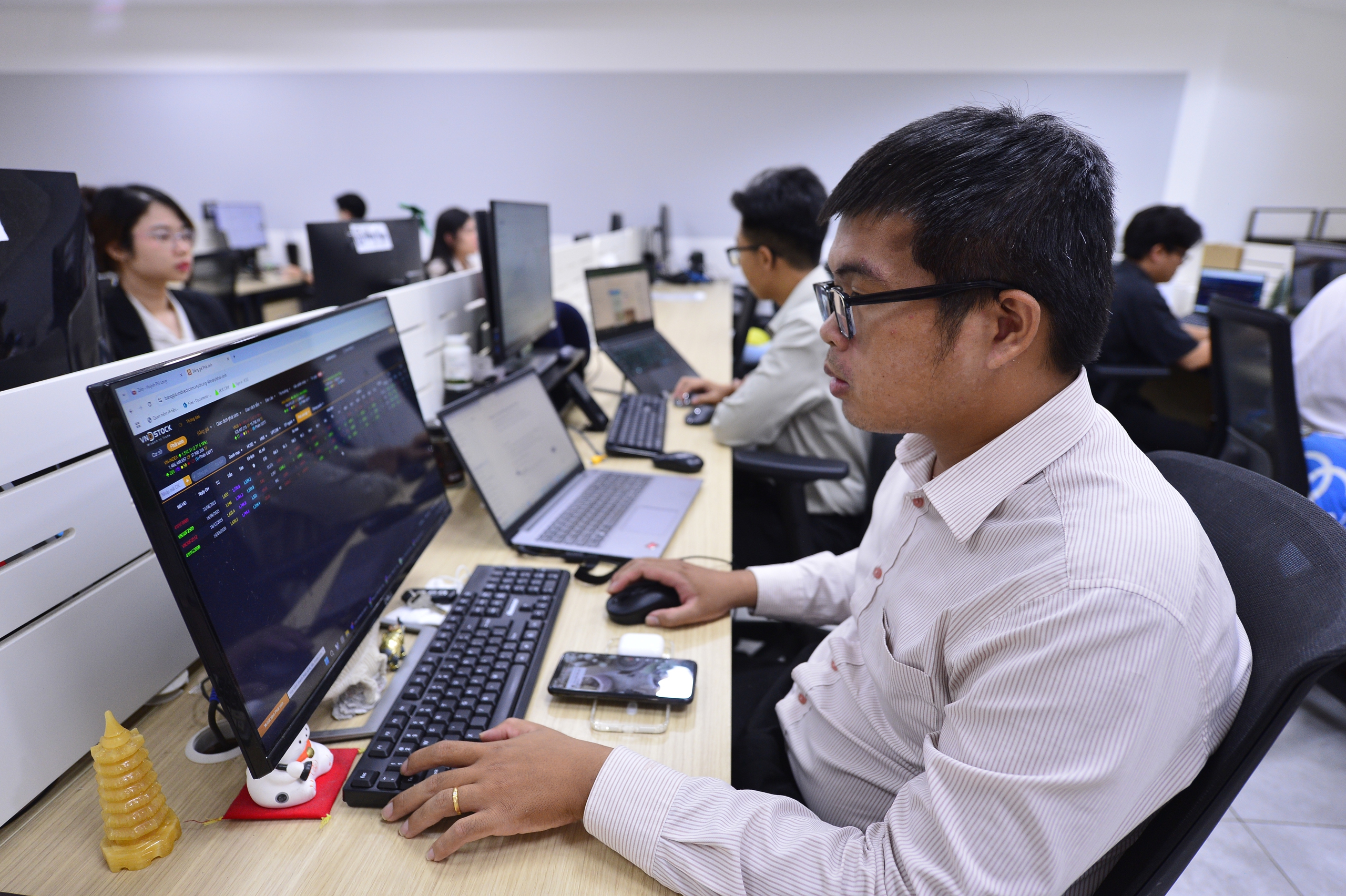 8月2日上午新闻：范日旺为VinFast提供23万亿资助；外资突然净卖出